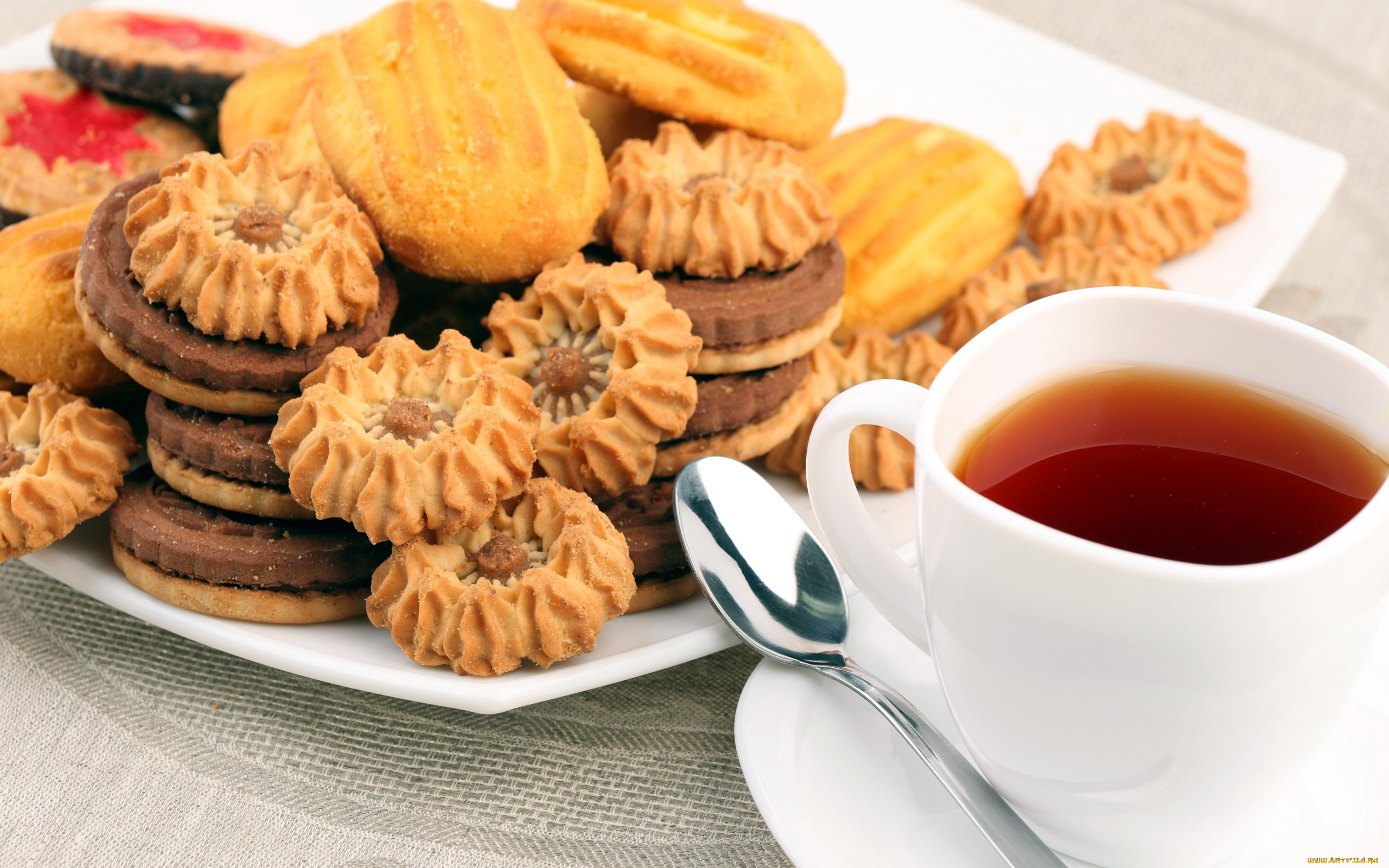 Чай пью с печеньем. Чай с печеньками. Печенье с чаем. Печенье на столе. Печенье к чаю.