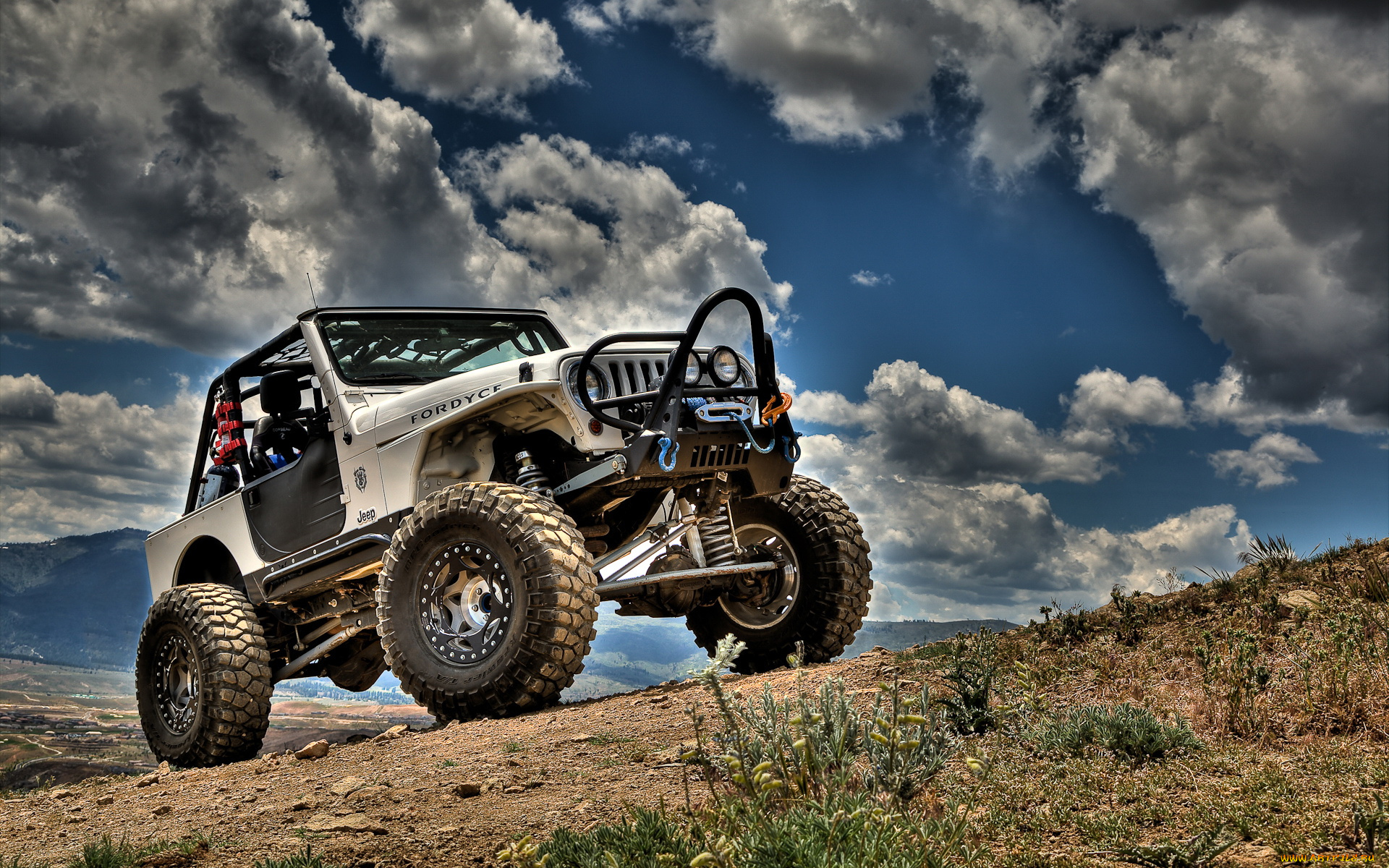 Внедорожник jeep в пустыне бесплатно