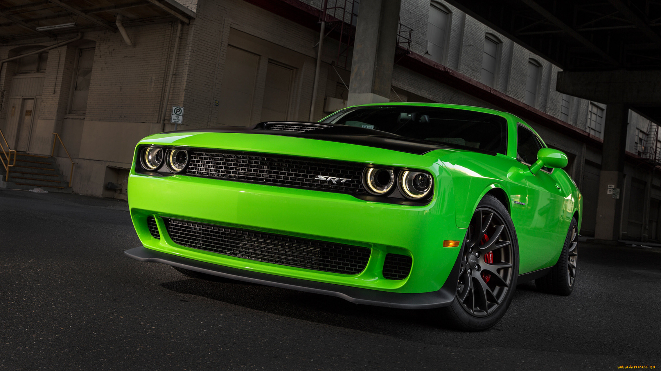 Черно зеленая машина. Dodge Challenger srt8 2015. Dodge Challenger srt 2015. Dodge Challenger srt Hellcat. Додж Челленджер СРТ 2015.