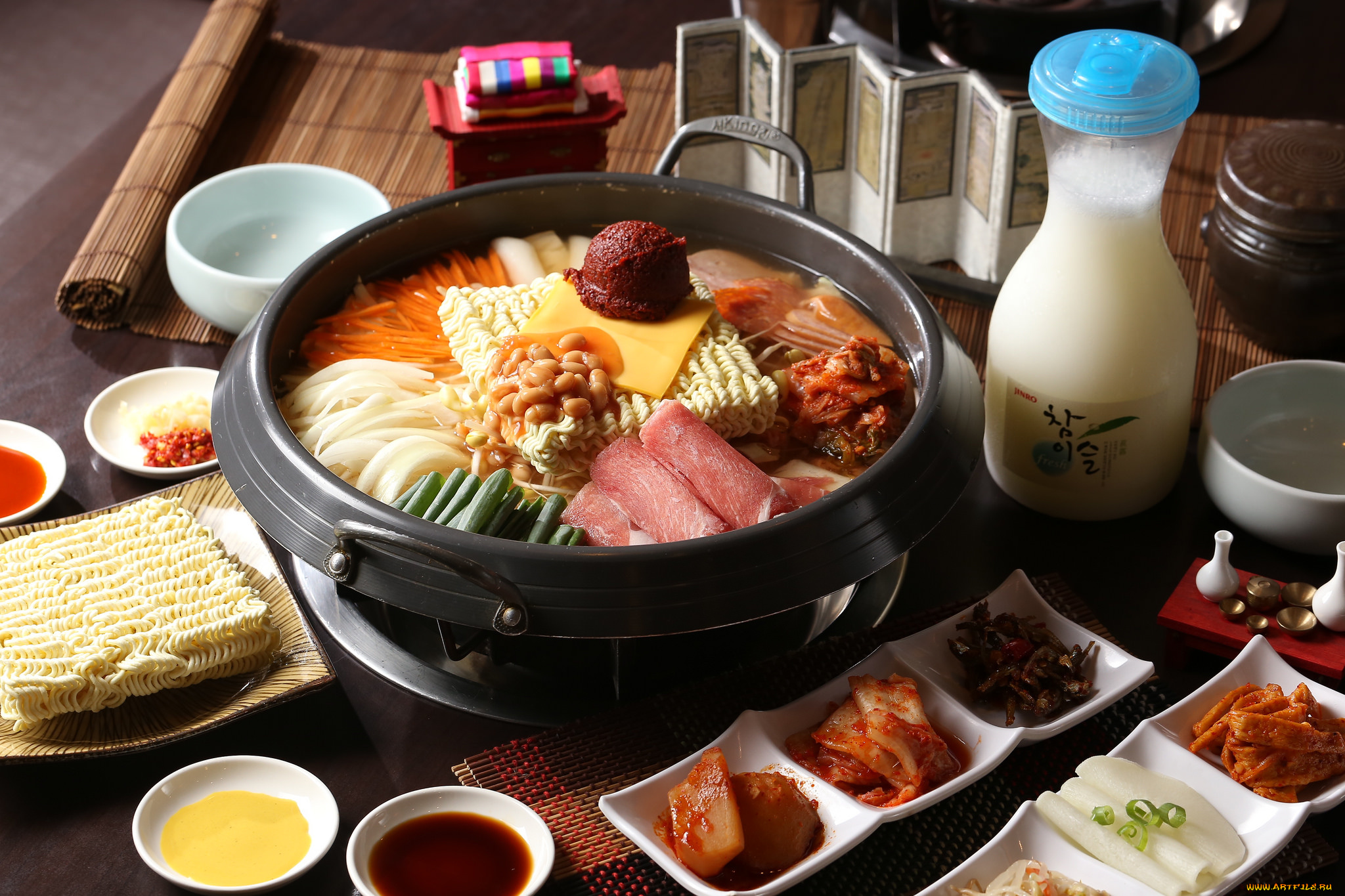 Японский обед. Японская кухня рамен. Корейский рамен. Южная Корея еда рамен. Национальная еда Японии рис рамен.