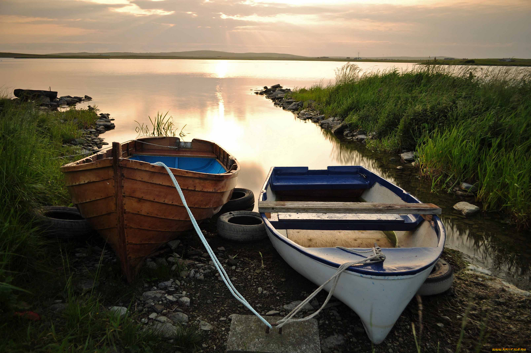 Можно ли на лодке на озере. Лодка на реке. Лодка на берегу озера. Деревянная лодка на озере. Лодка на речке.