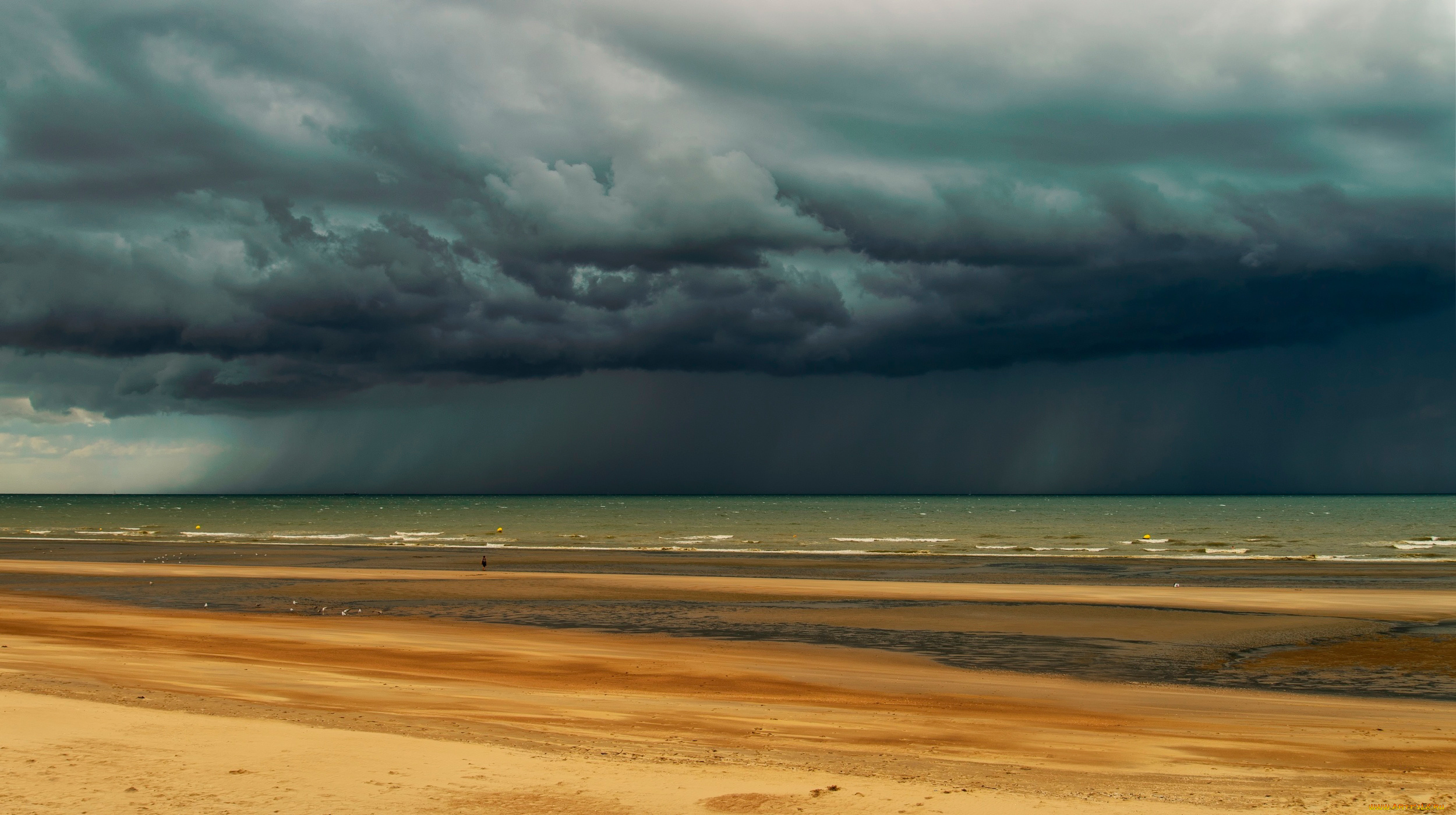 Rain beach. Гроза на пляже. Море перед грозой. Грозовые тучи над морем. Пасмурное море.