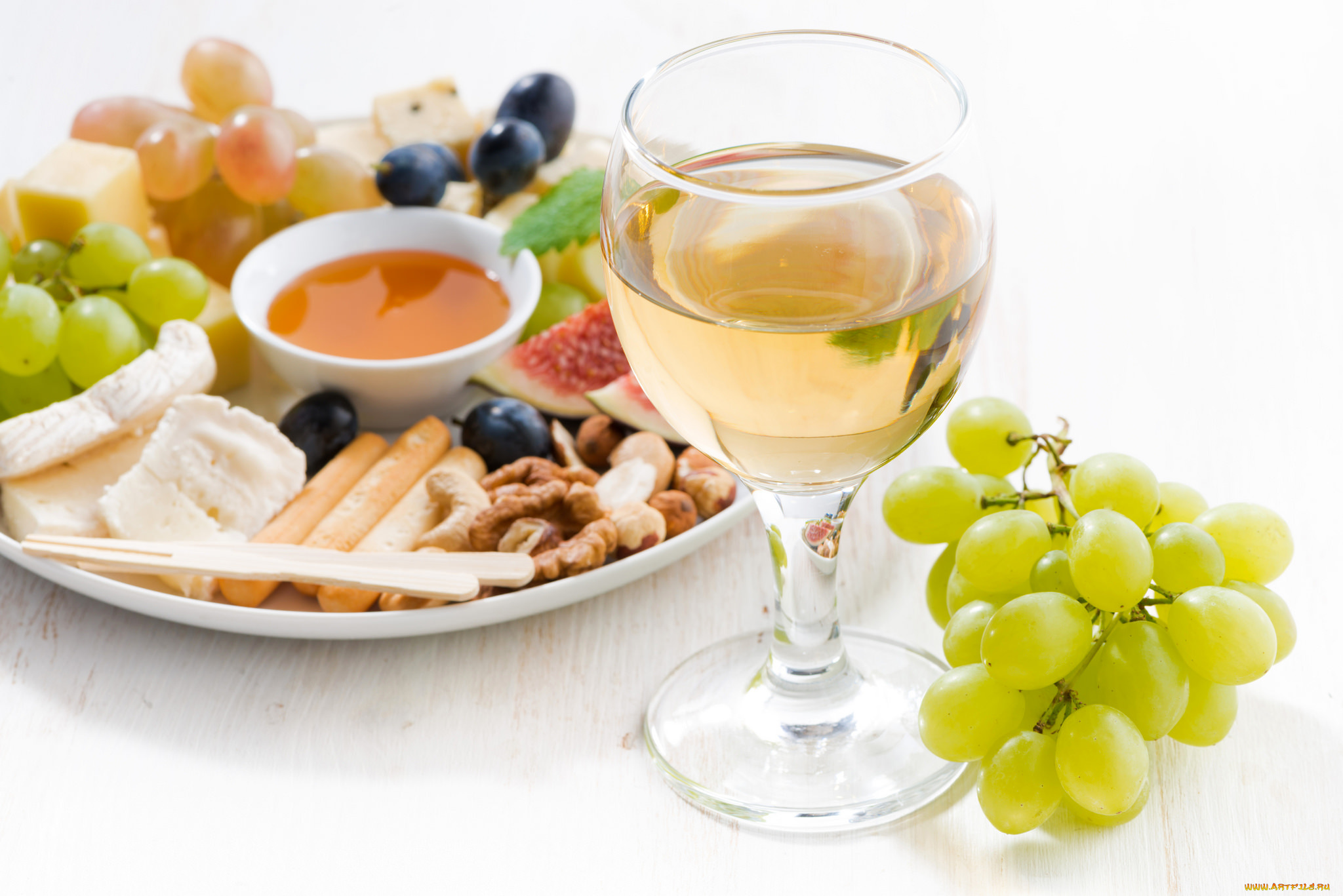 еда, напитки, , вино, бокал, вино, виноград, мед, инжир, сыр, орехи