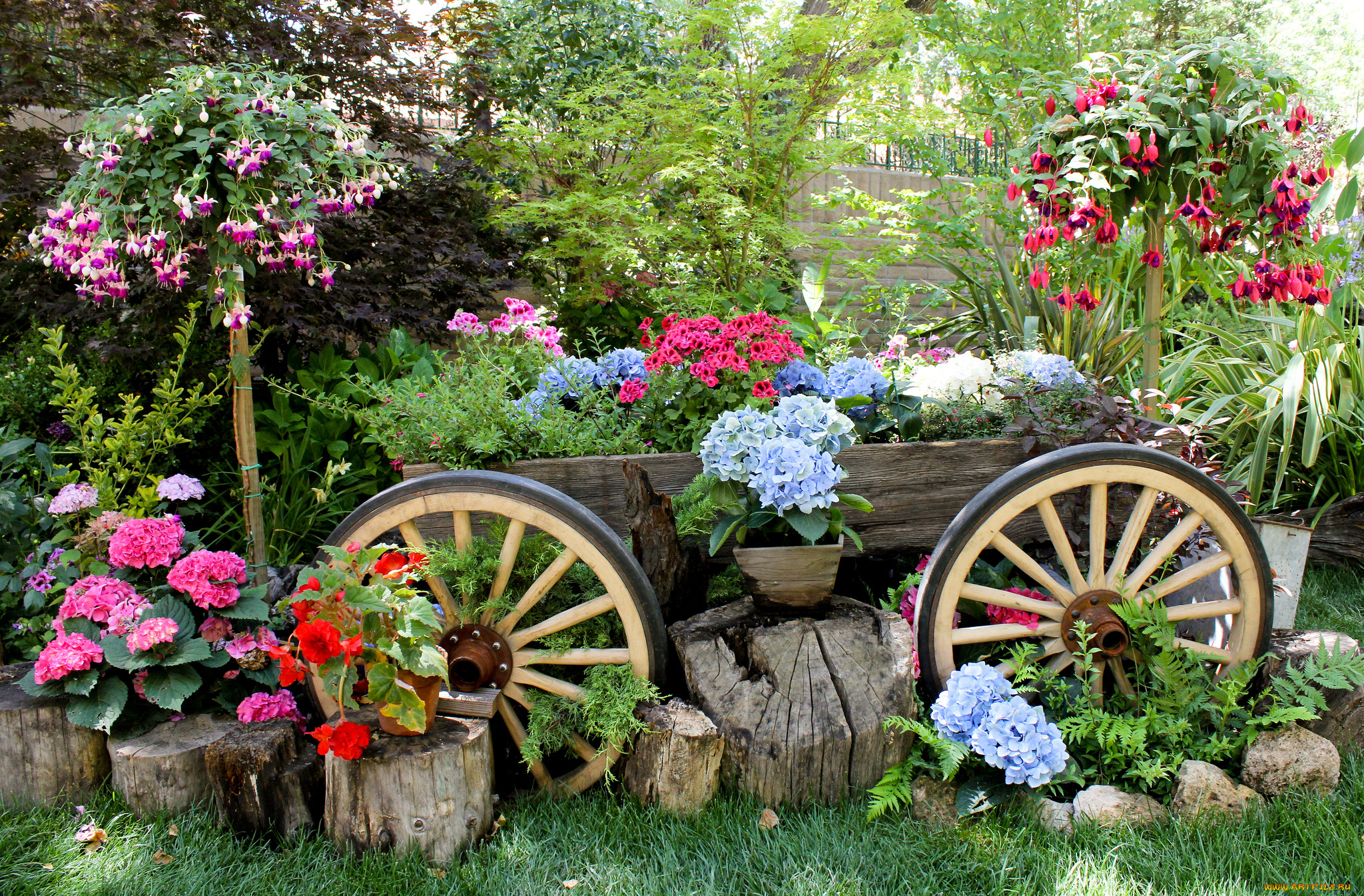 Клумба с цветами на даче фото. Декор для сада и огорода. Цветочные клумбы. Клумба в деревенском стиле. Клумбы в саду.