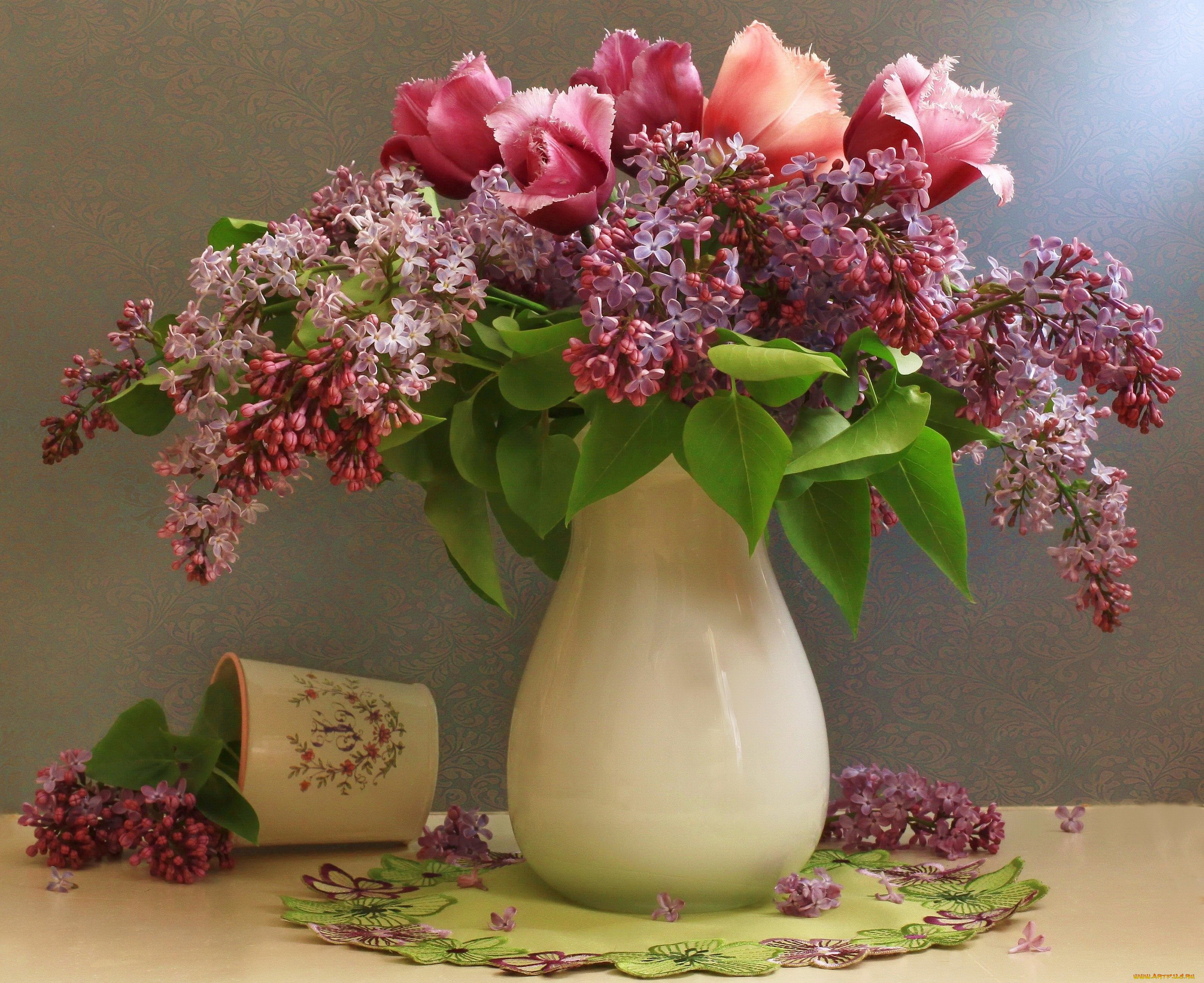 цветы, букеты, композиции, ваза, салфетка, сирень, тюльпаны