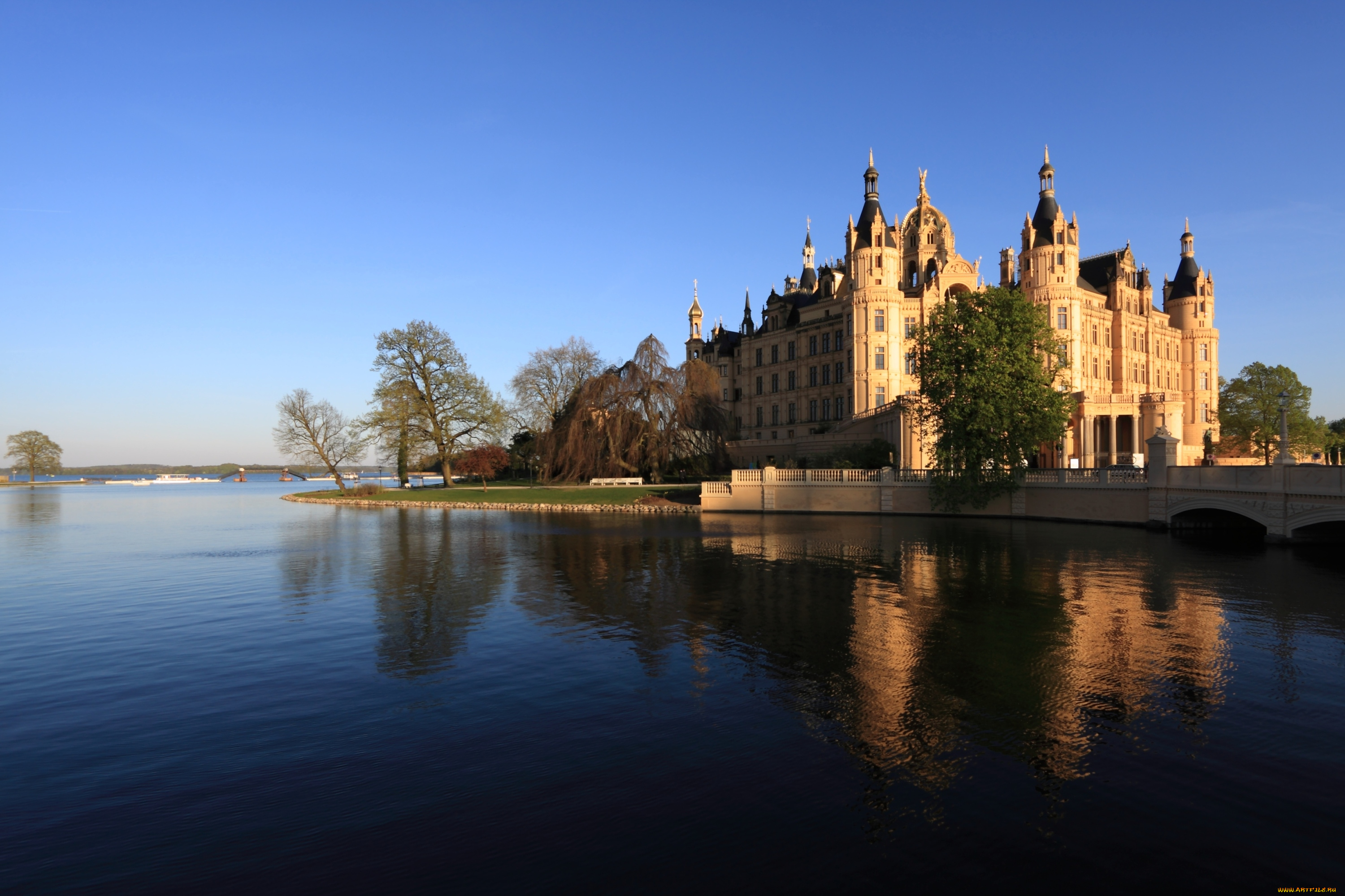 Germany water. Шверинский замок Шверин. Шверинский замок (Schweriner Schloss), Германия. Мекленбург-передняя Померания Шверин. Мекленбург-передняя Померания Шверинский замок.