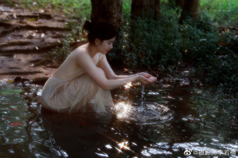 Картинка девушки -+азиатки платье озеро деревья тропа