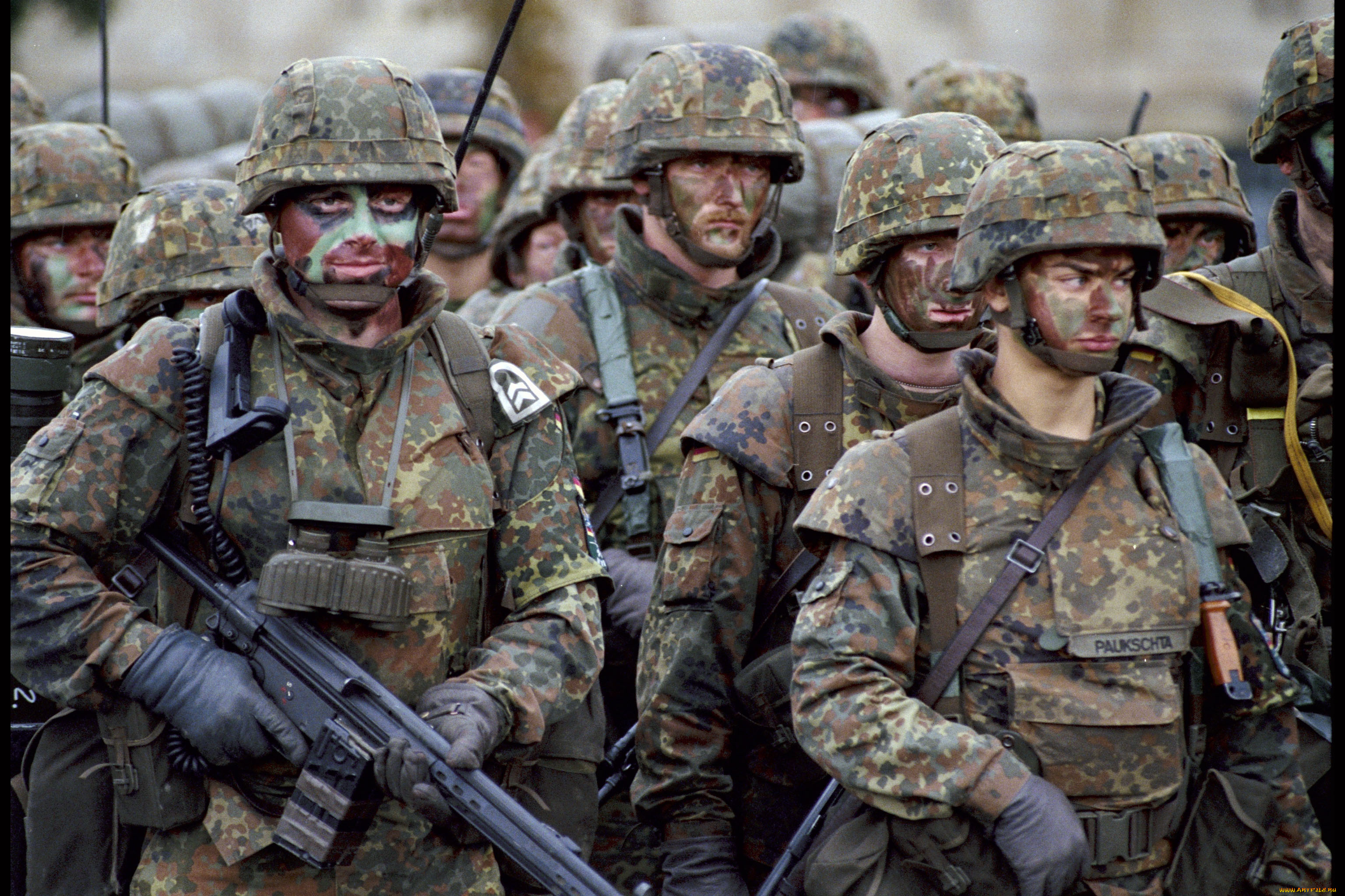 Военные нато в польше. Перчатки Бундесвер. Солдаты НАТО немцы. Германская армия Бундесвер. Бундесвер 1995.