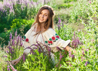 Картинка девушки екатерина+томчук этно цветы