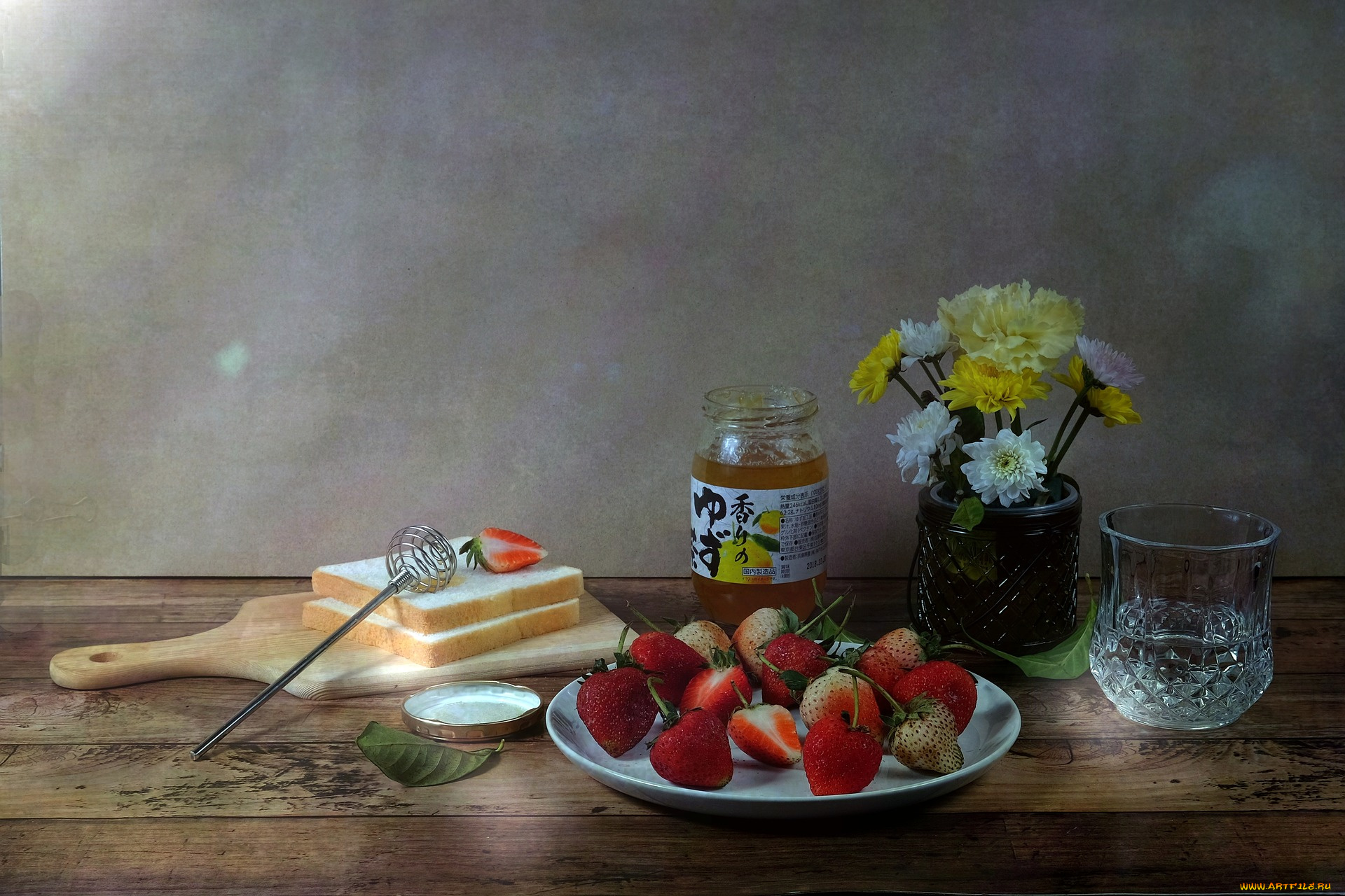 еда, натюрморт, ваза, цветы, клубника, фрукты, мед