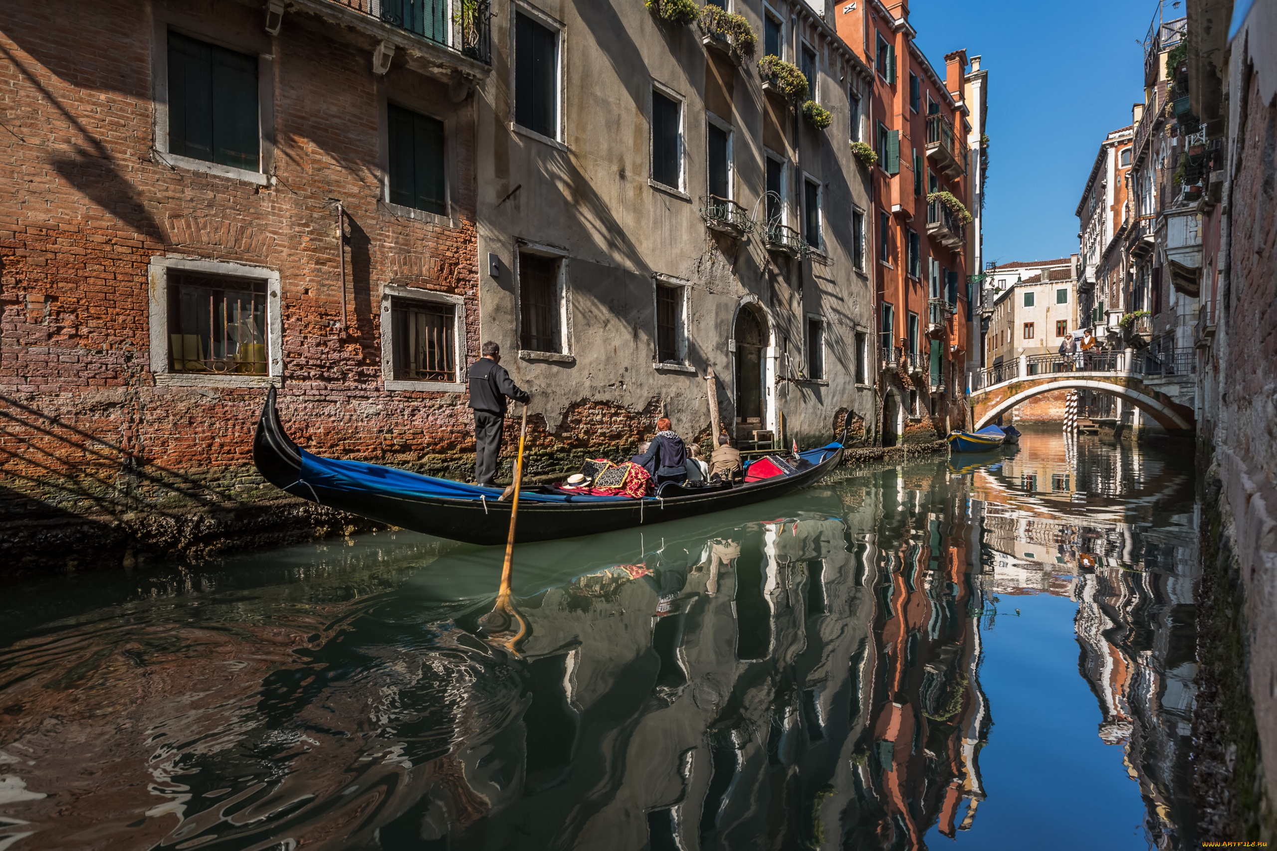 narrow, canal, , venice, , italy, города, венеция, , италия, мост, венеция, italy, venice, narrow, canal, отражение, канал, здания, гондола