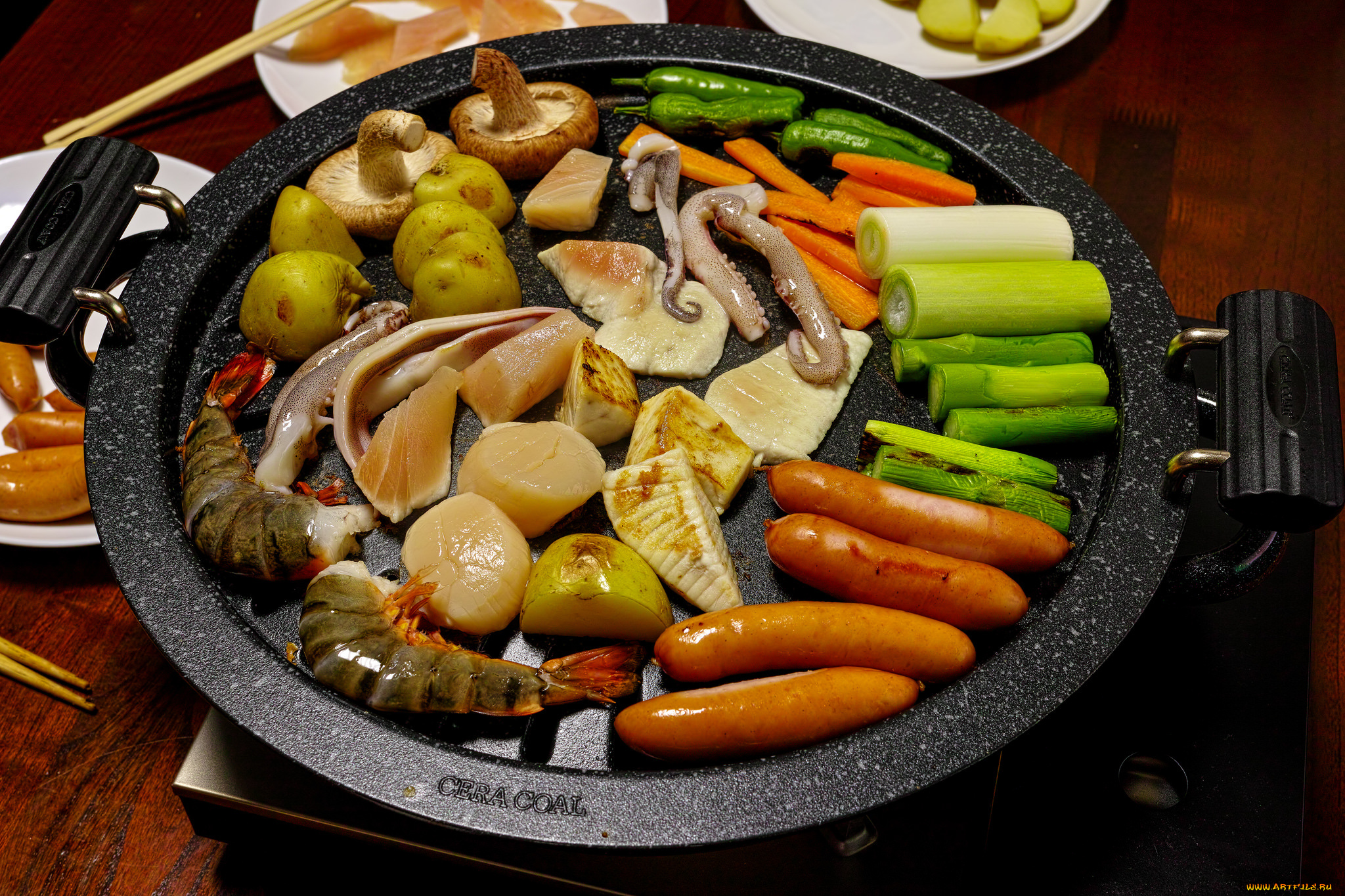 Блюдо колбаса с овощами. Морепродукты с овощами. Колбаски с морепродуктами. Морепродукты овощи колбаса. Морепродукты с картошкой и колбасками.
