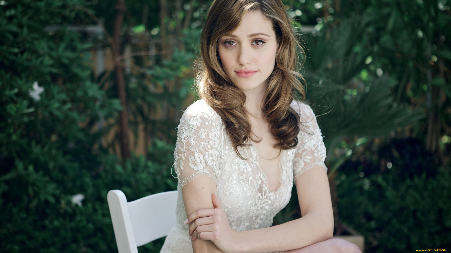 девушки, emmy, rossum, стул, платье, улыбка, актриса, сад