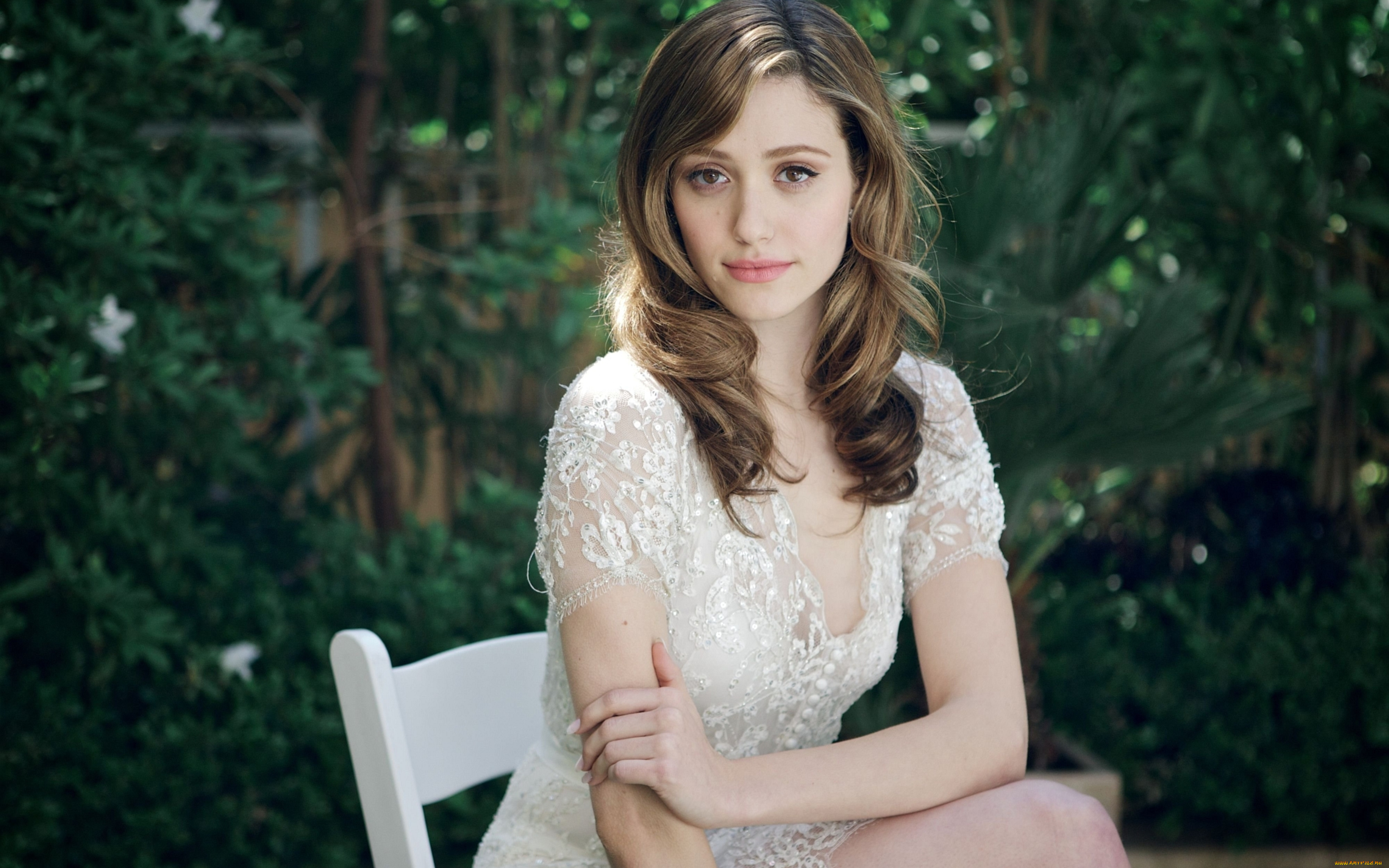 девушки, emmy, rossum, стул, платье, улыбка, актриса, сад