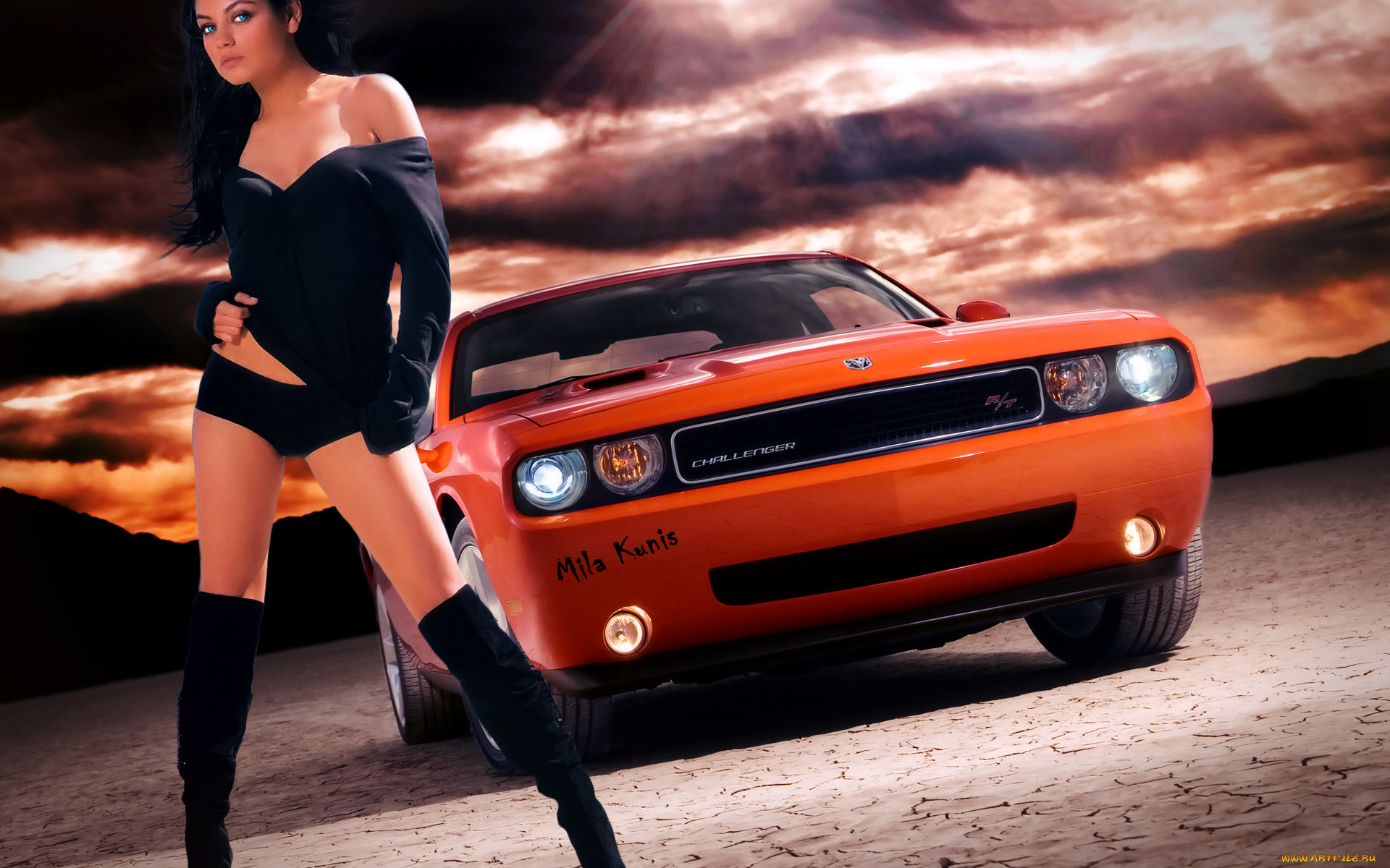 Девушка у капота dodge Challenger дым