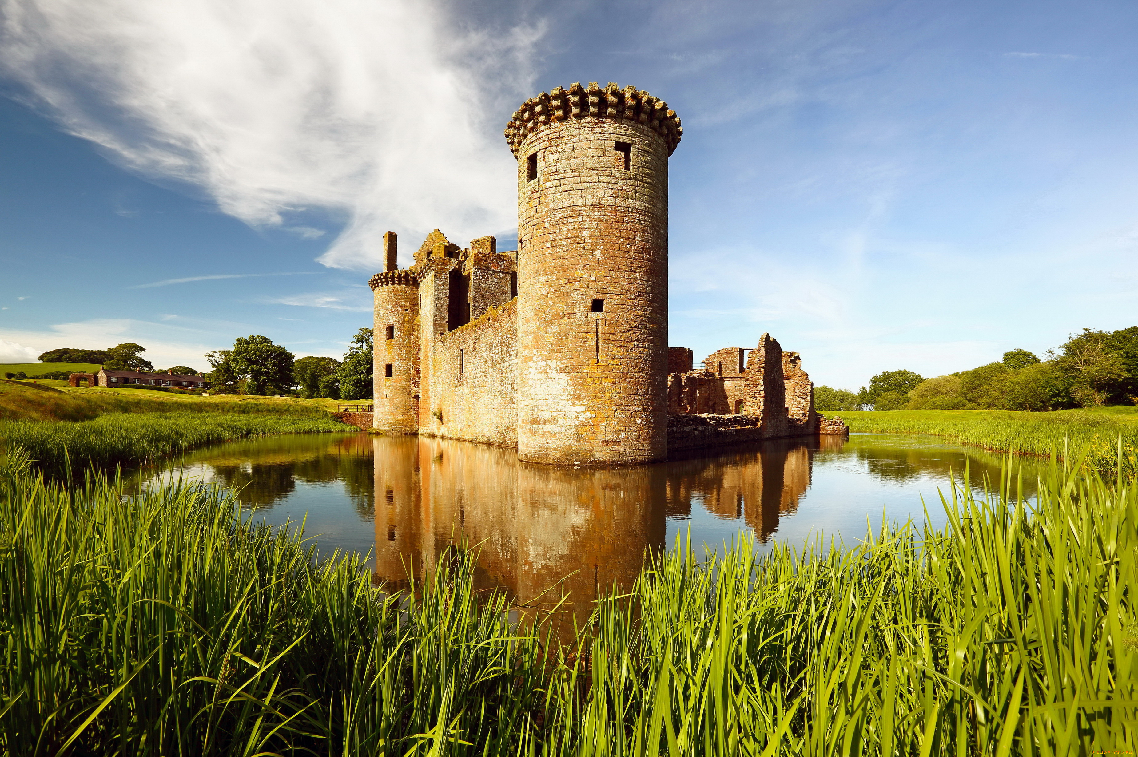 caerlaverock, castle, , scotland, города, замки, англии, dumfrieshire, castle, трава, scotland, caerlaverock, замок, пруд