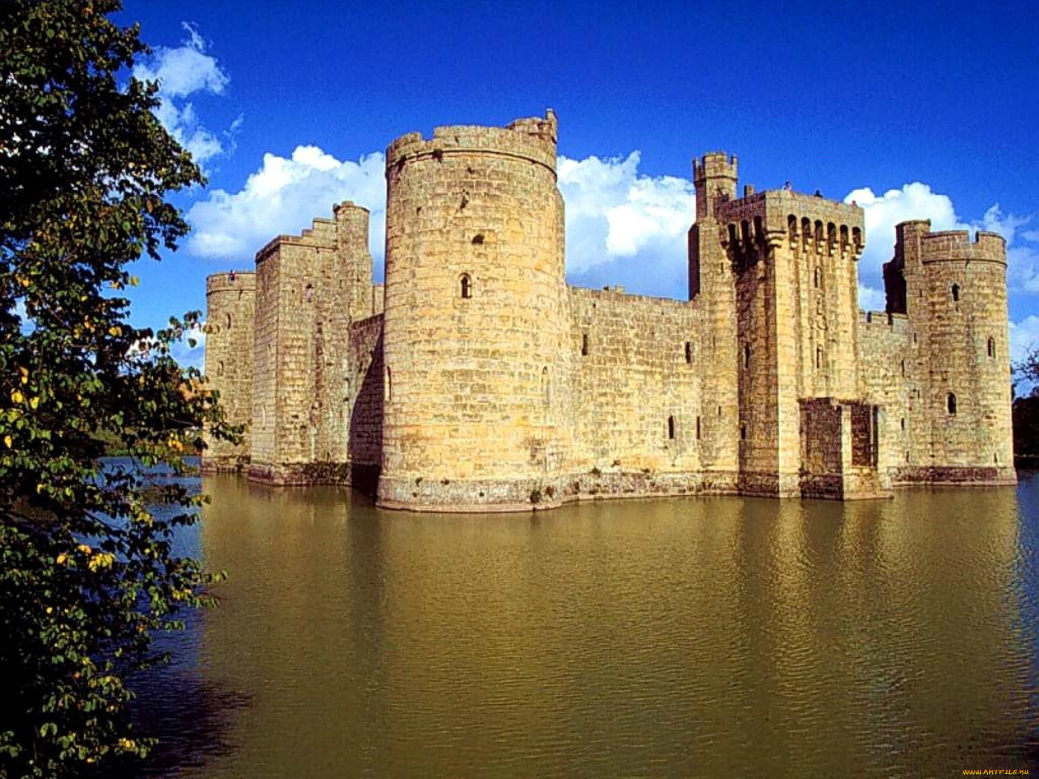 Замок господина. Замок Бодиам. Норманская крепость. Средневековые замки Англии. Замок Бодиам Англия внутри.