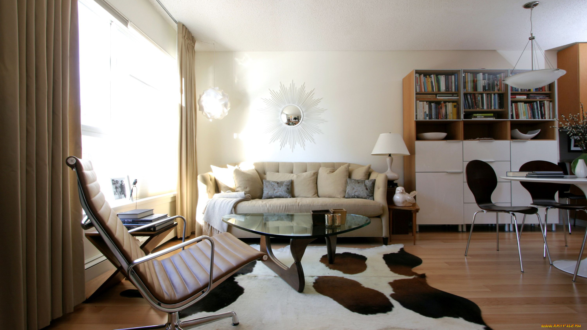 интерьер, гостиная, шкура, кресло, книги, зеркало, диван, подушки