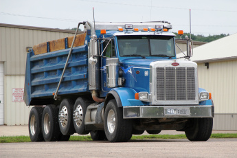 Картинка peterbilt+dump+truck автомобили peterbilt motors company тягачи сша классические грузовики седельные