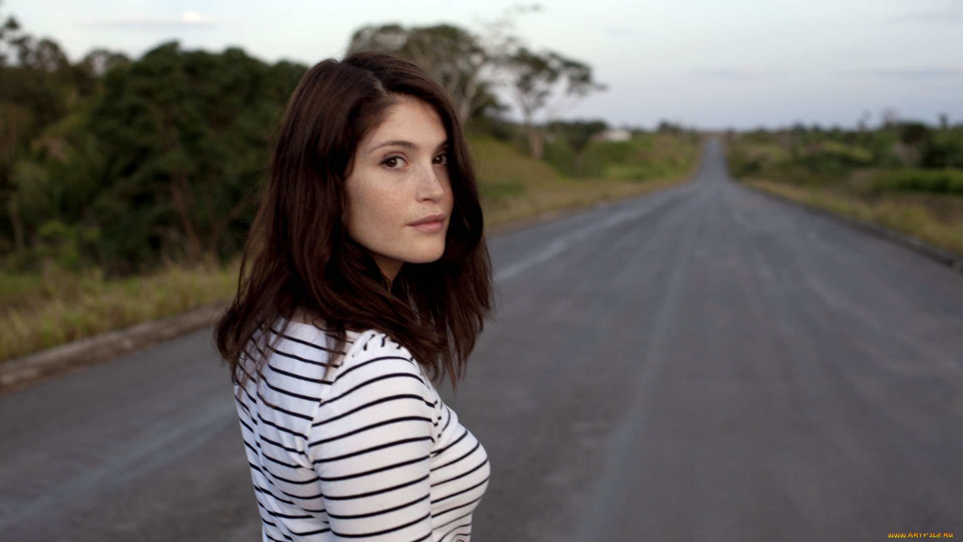 девушки, gemma, arterton, шатенка, свитер, дорога