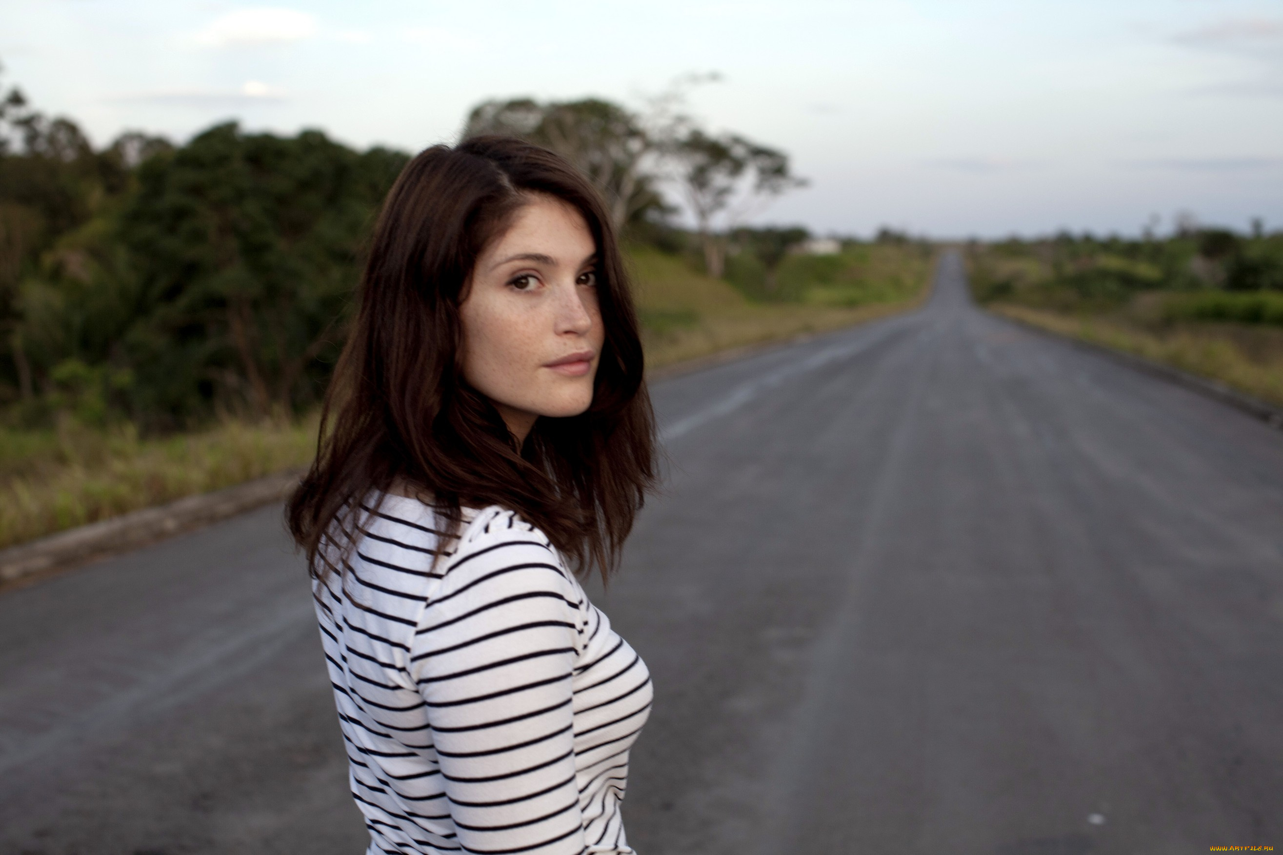 девушки, gemma, arterton, шатенка, свитер, дорога