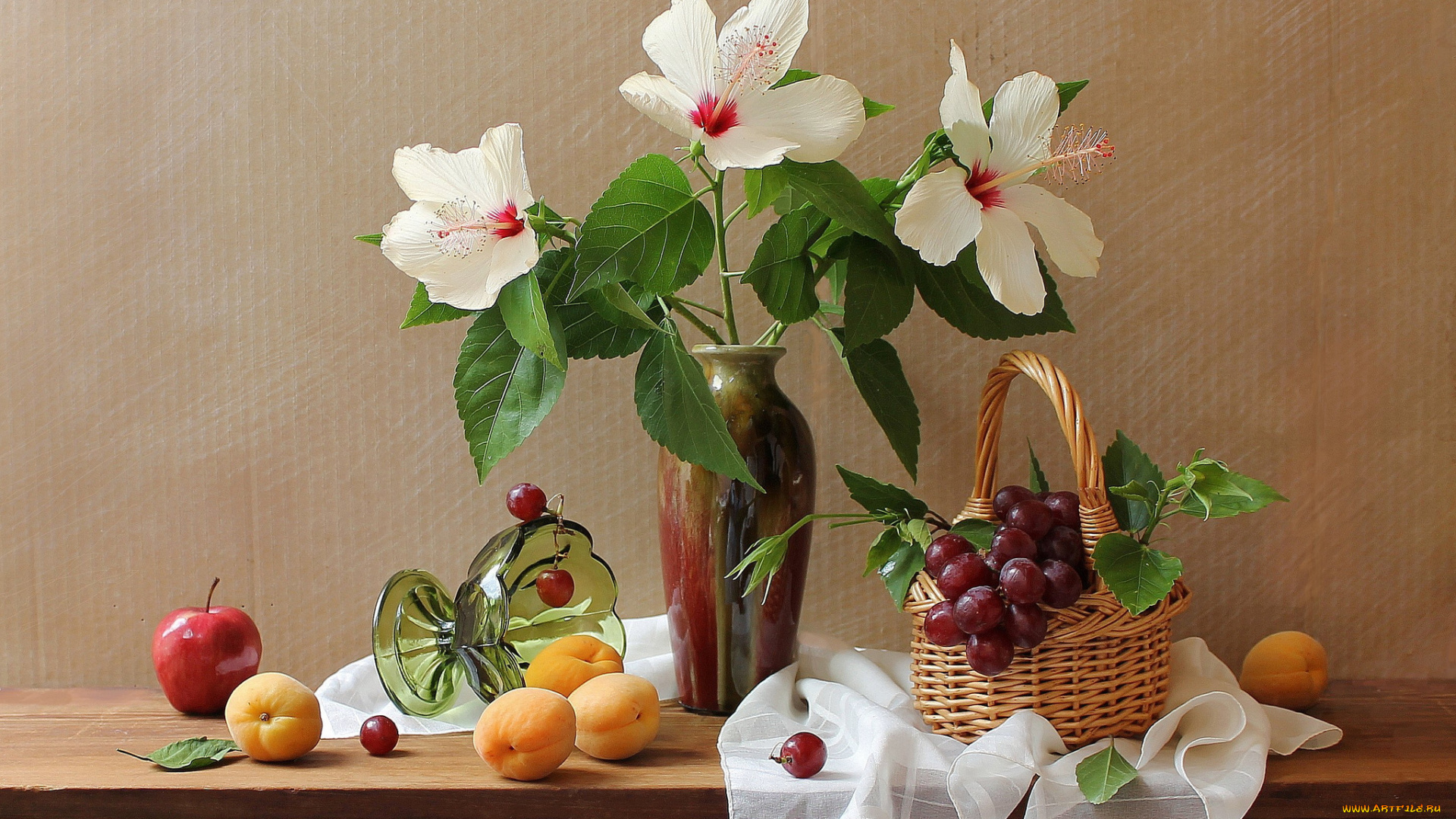 еда, натюрморт, цветы, абрикосы, виноград, яблоко, гибискус, корзинка, ваза