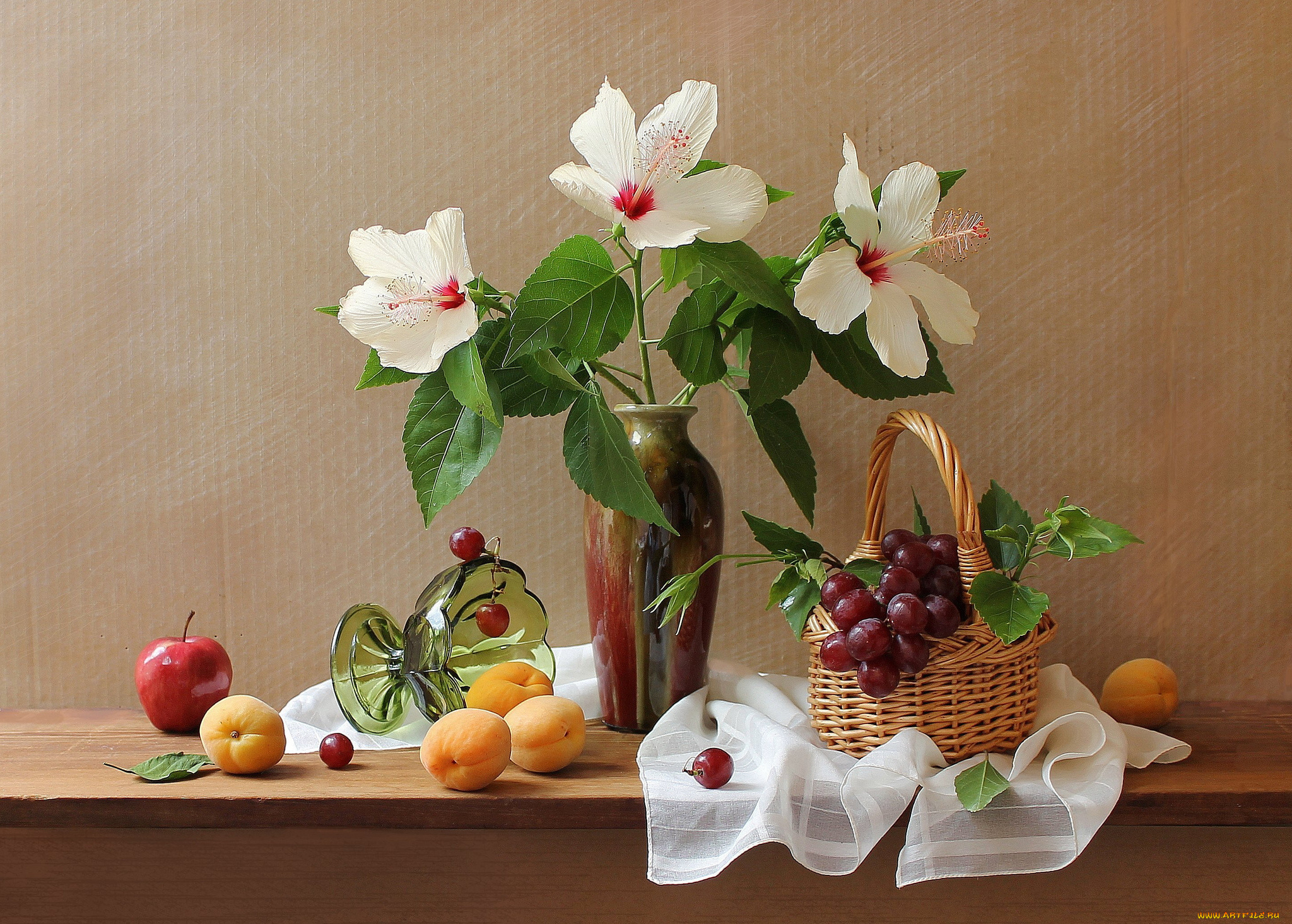 еда, натюрморт, цветы, абрикосы, виноград, яблоко, гибискус, корзинка, ваза
