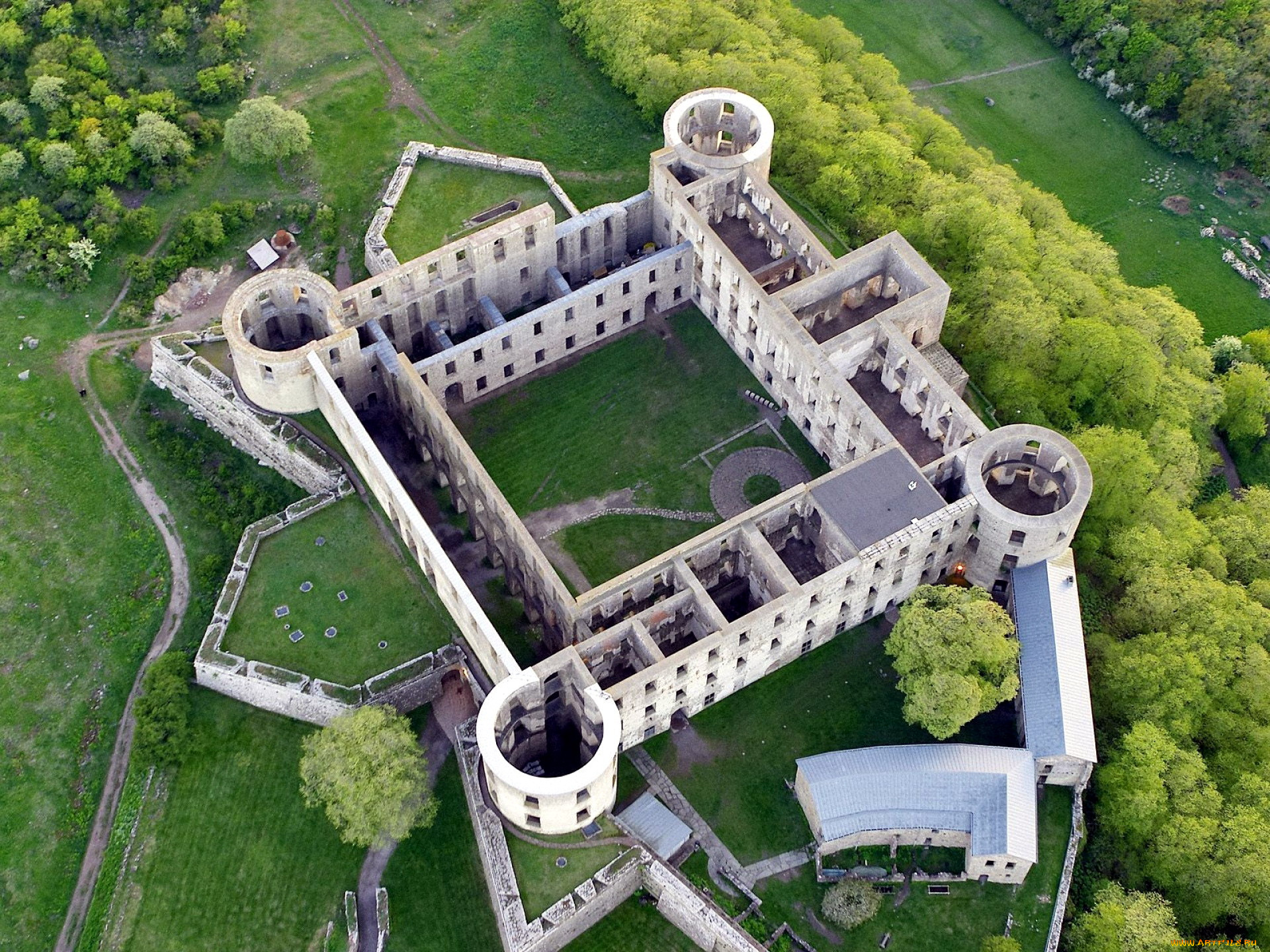 Окружение крепости. Замка Боргхольм. Боргхольм Швеция. Средневековый замок Тауэр. Усадьба «замка со рвом».