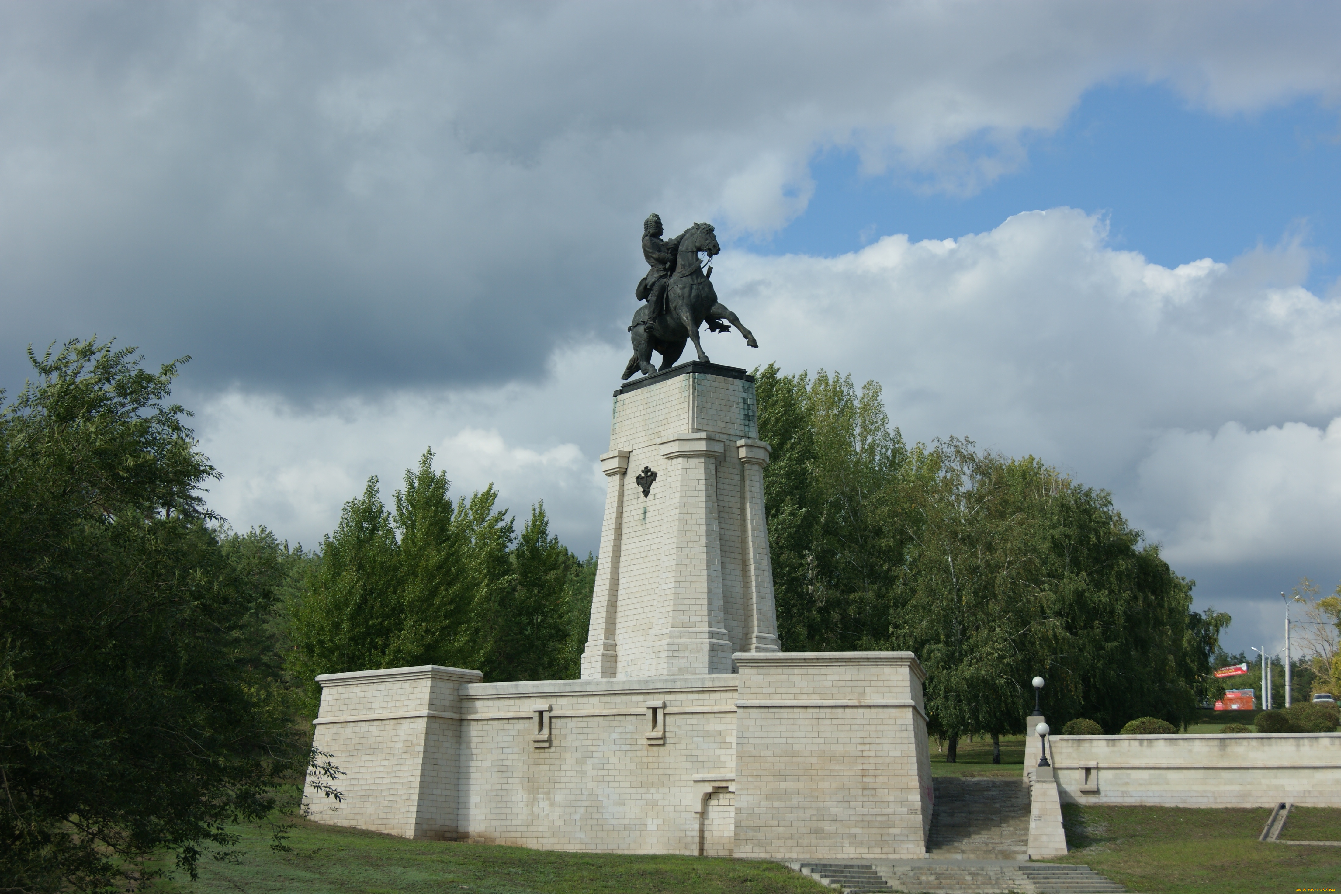 памятник, татищеву, тольятти, города, памятники, скульптуры, арт, объекты, постамент, деревья, трава, облака, небо