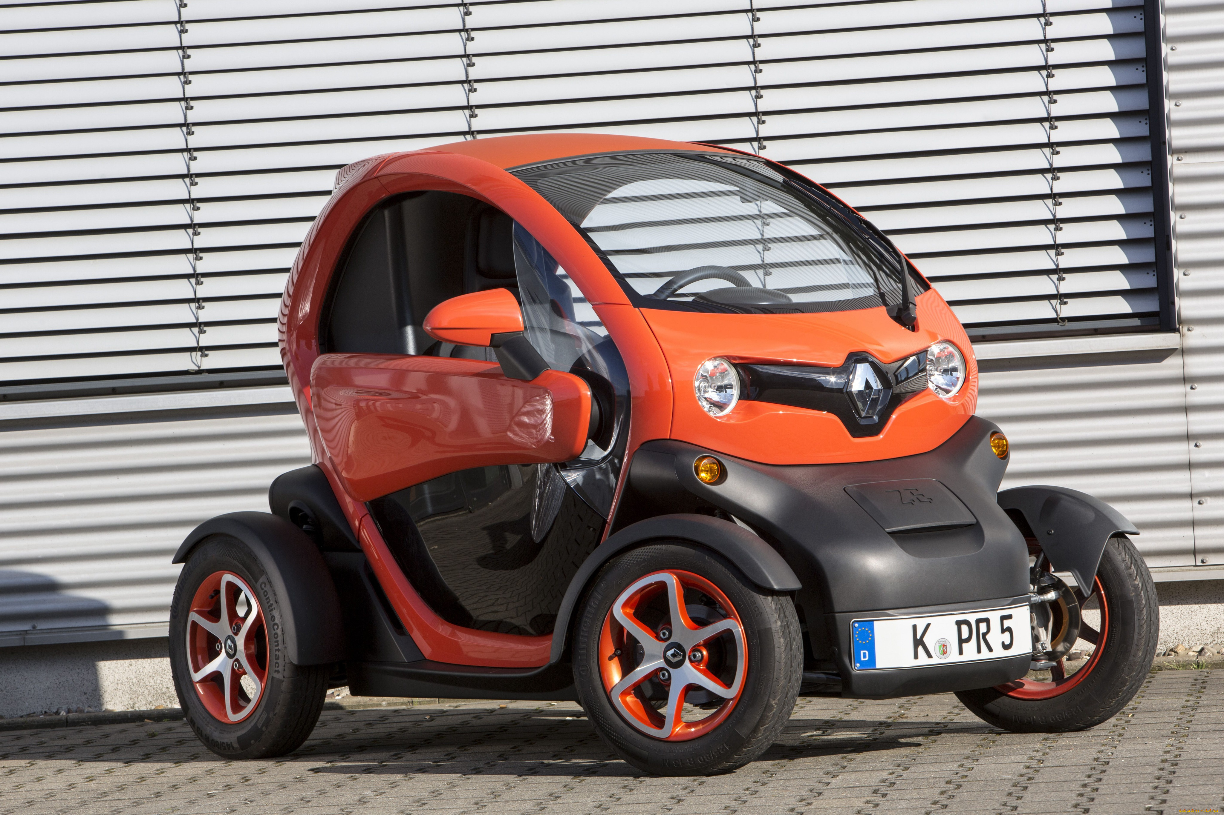 Электрические недорого. Renault Twizy ze. Renault Twizy z.e.. Двухместный Рено Twizy. Маленький Рено Twizy.