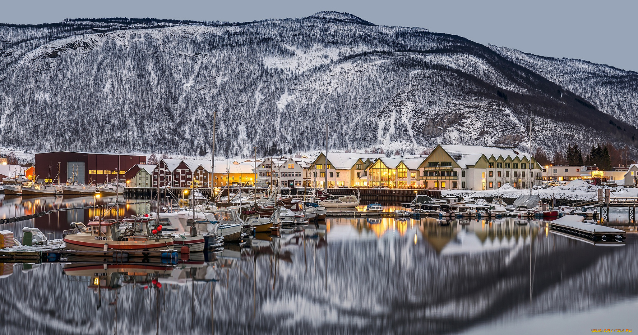 города, -, пейзажи, баркасы, горы, отражение, нурланн, rognan, городок, norway, фьорд, дома, saltdal, fjord, норвегия, nordland, ронан