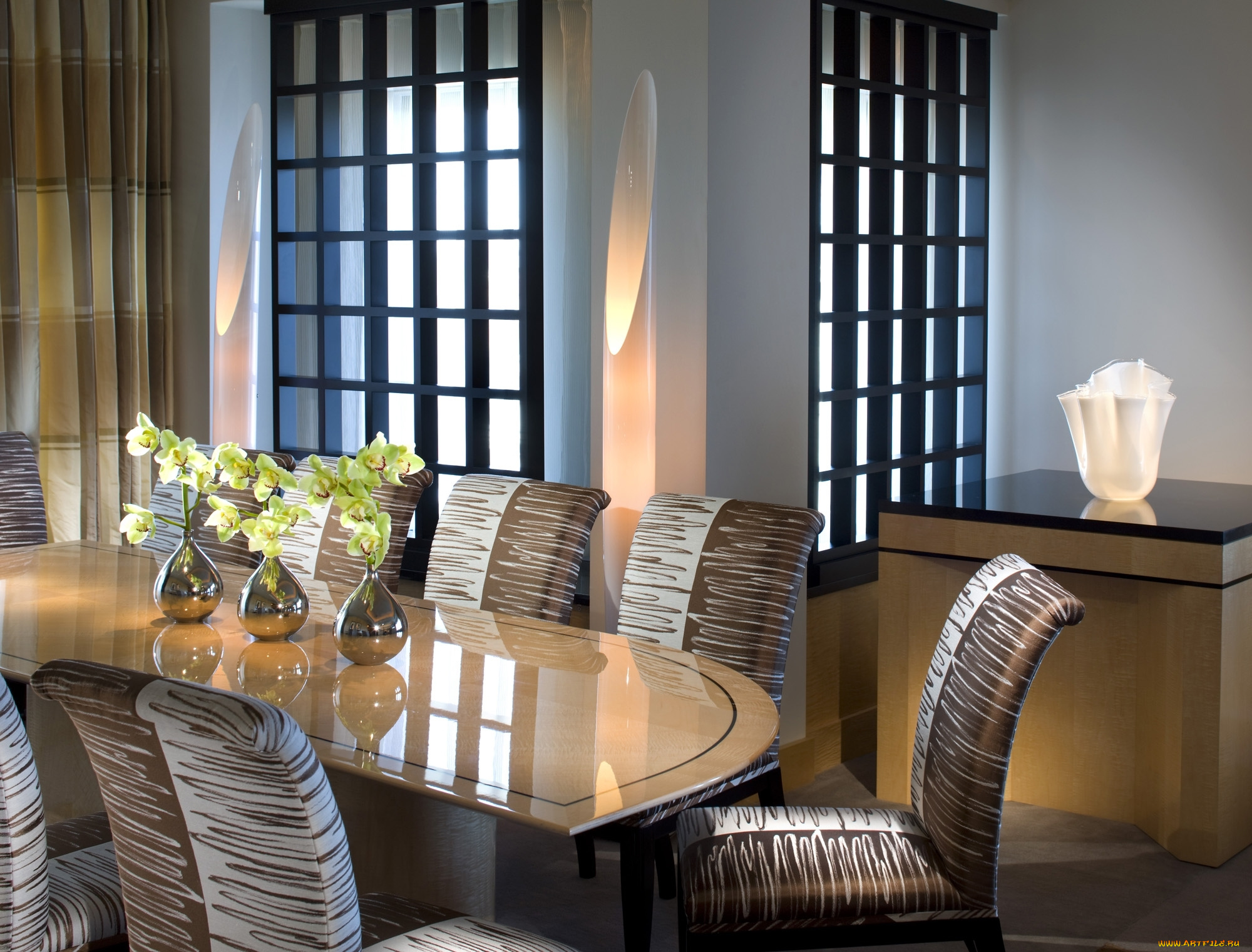 интерьер, столовая, дизайн, стиль, белый, коричневый, стол, стулья, вазы, цветы, орхидеи, окна, лампы