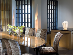 Картинка интерьер столовая дизайн стиль белый коричневый стол стулья вазы цветы орхидеи окна лампы