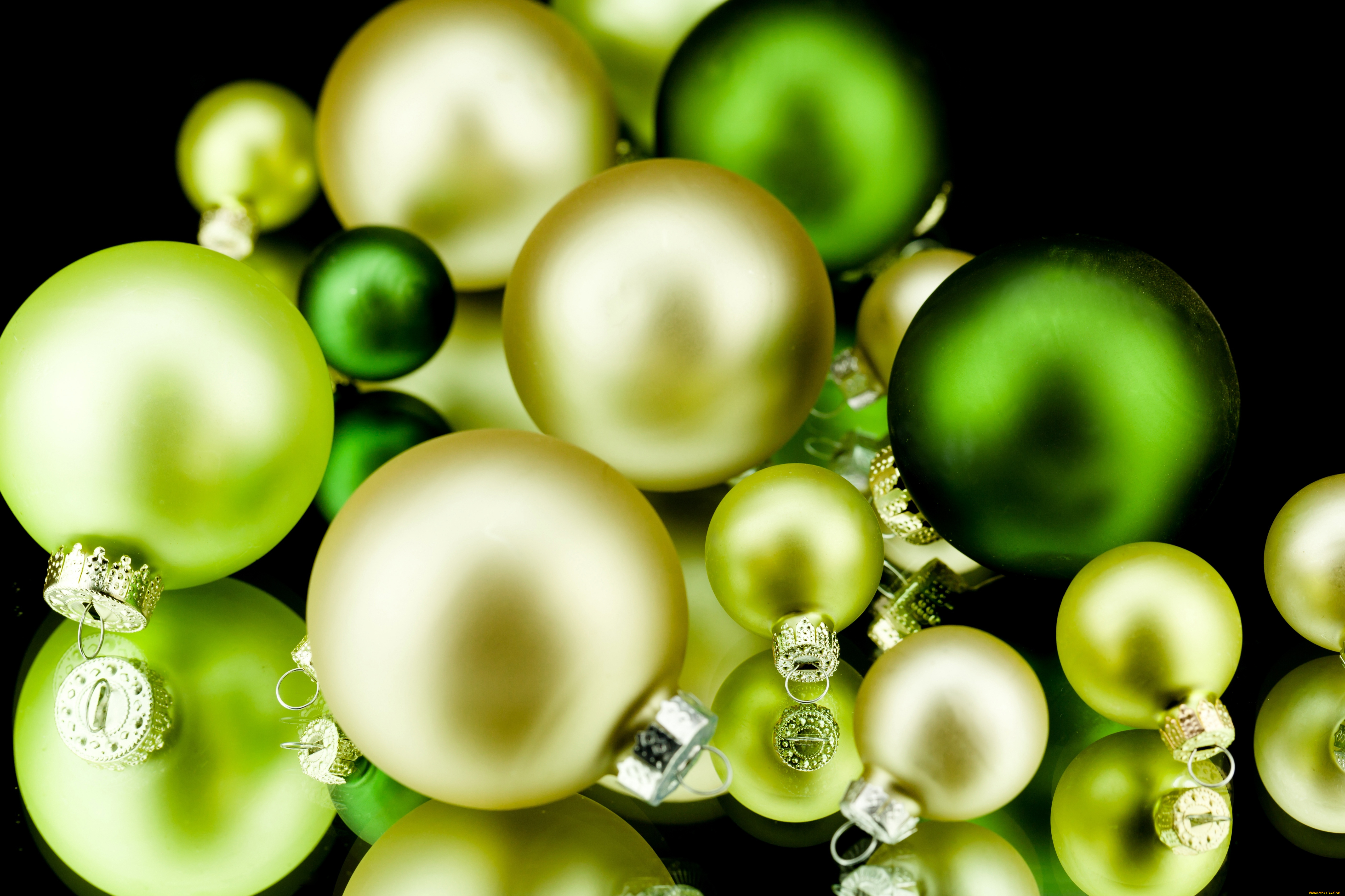 праздничные, шарики, шары, зеленые, желтые, игрушки, елочные, декорации, праздник, new, year, christmas, рождество, новый, год, фон, черный