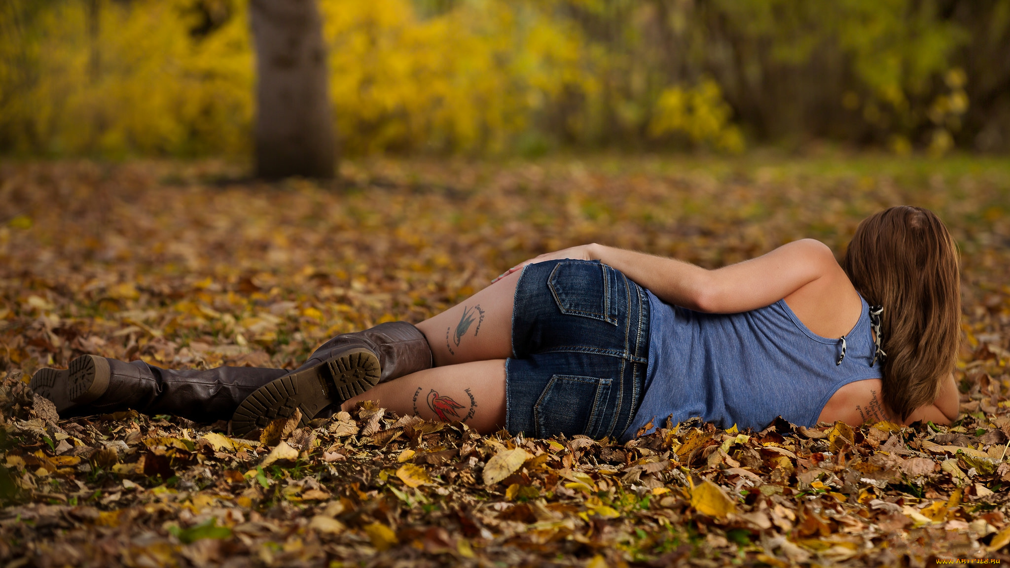 Девушка лежит бюнетка осень без смс