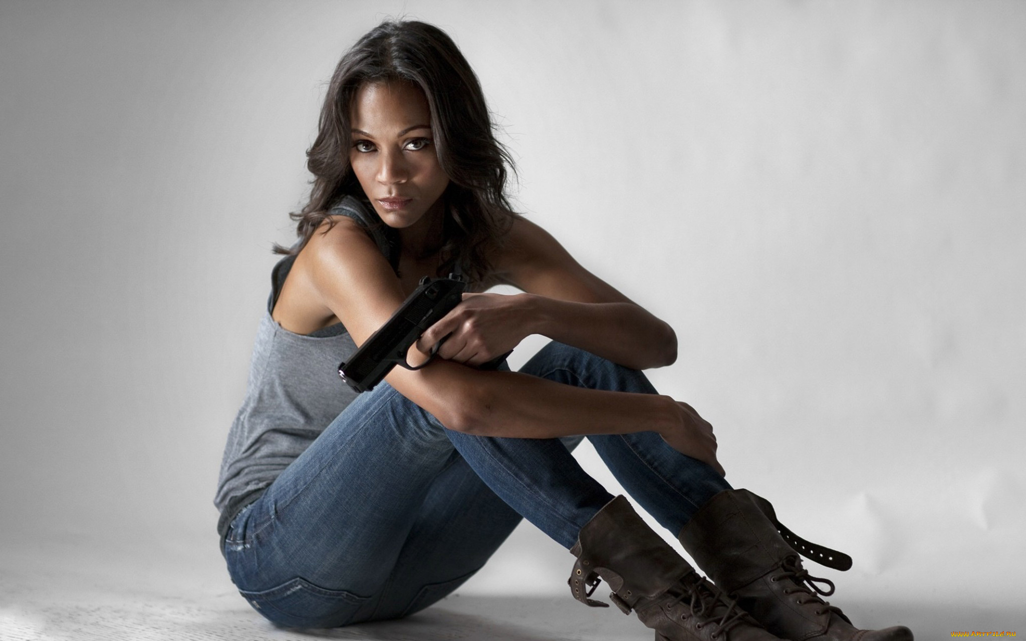 zoe, saldana, кино, фильмы, colombiana, zoe, saldana, девушка, актриса, мулатка, темнокожая, пистолет