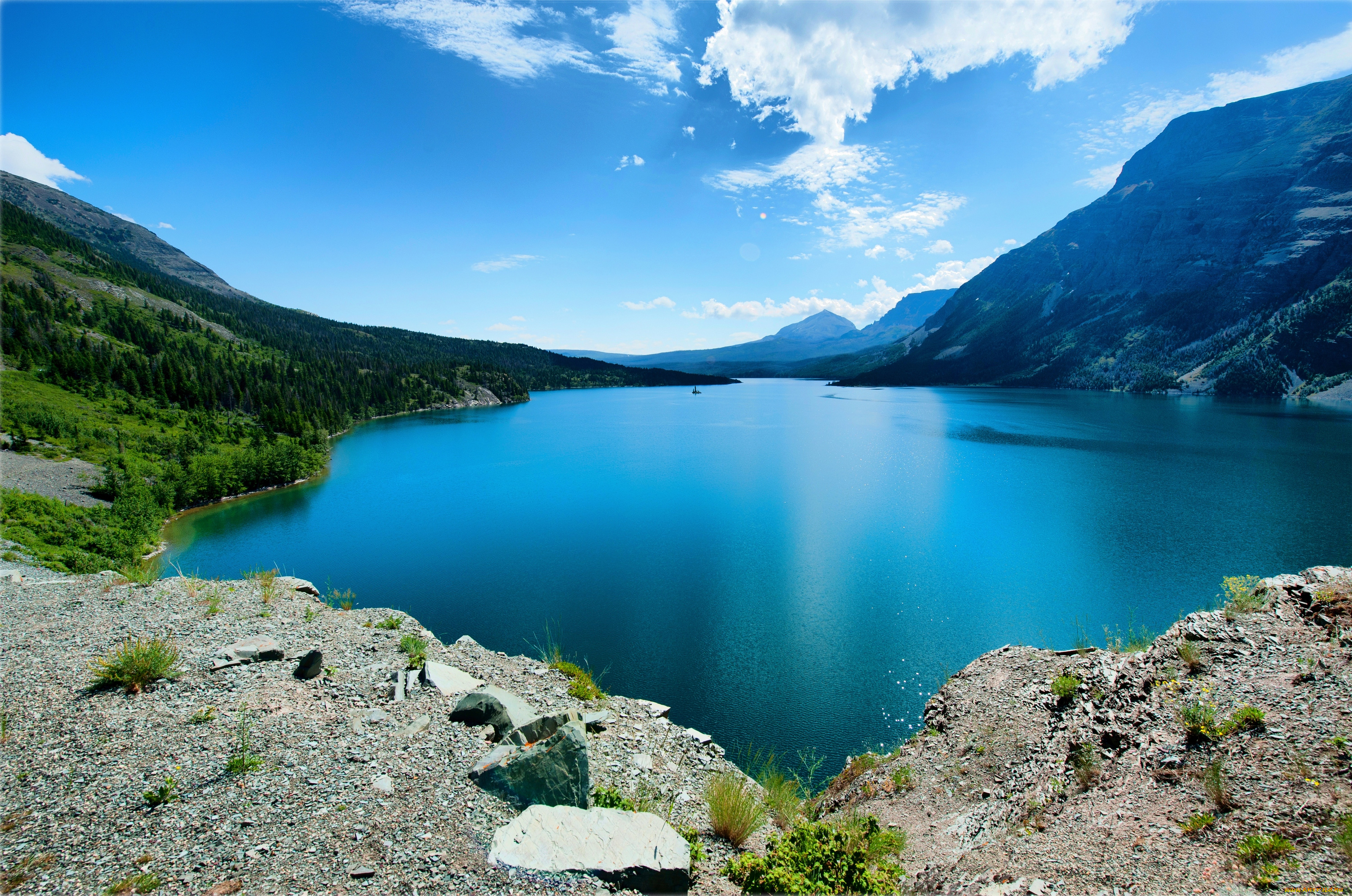 Blue lake. Прозрачное озеро в горах. Озеро прямо. Blue Lake in Nelson Lakes National Park.