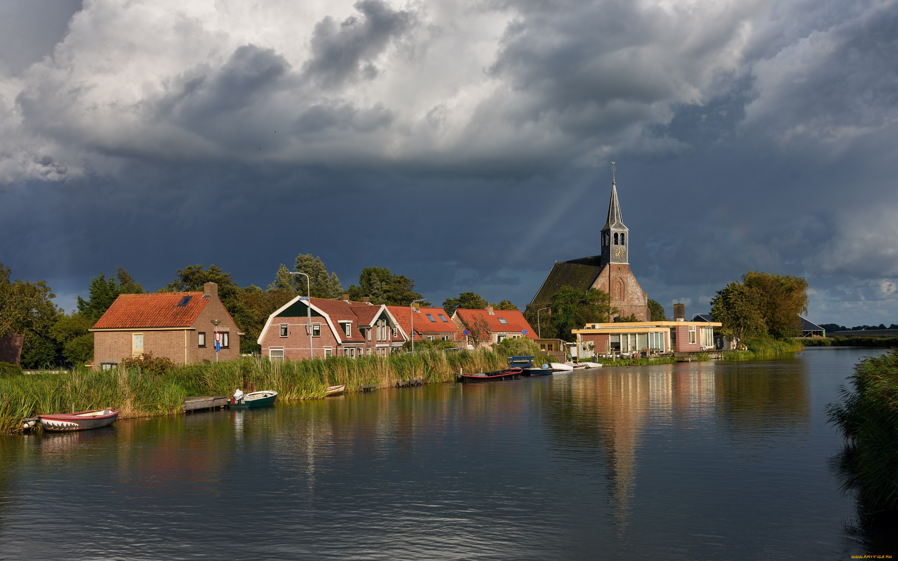 города, -, пейзажи, облака, река, нидерланды, церковь, oudendijk, дома, солнце, небо, камыши, деревья, лодки, тучи