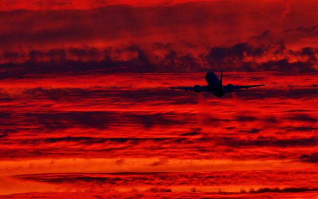 Обои картинки фото авиация, авиационный пейзаж, креатив, закат, самолет, небо, гражданская