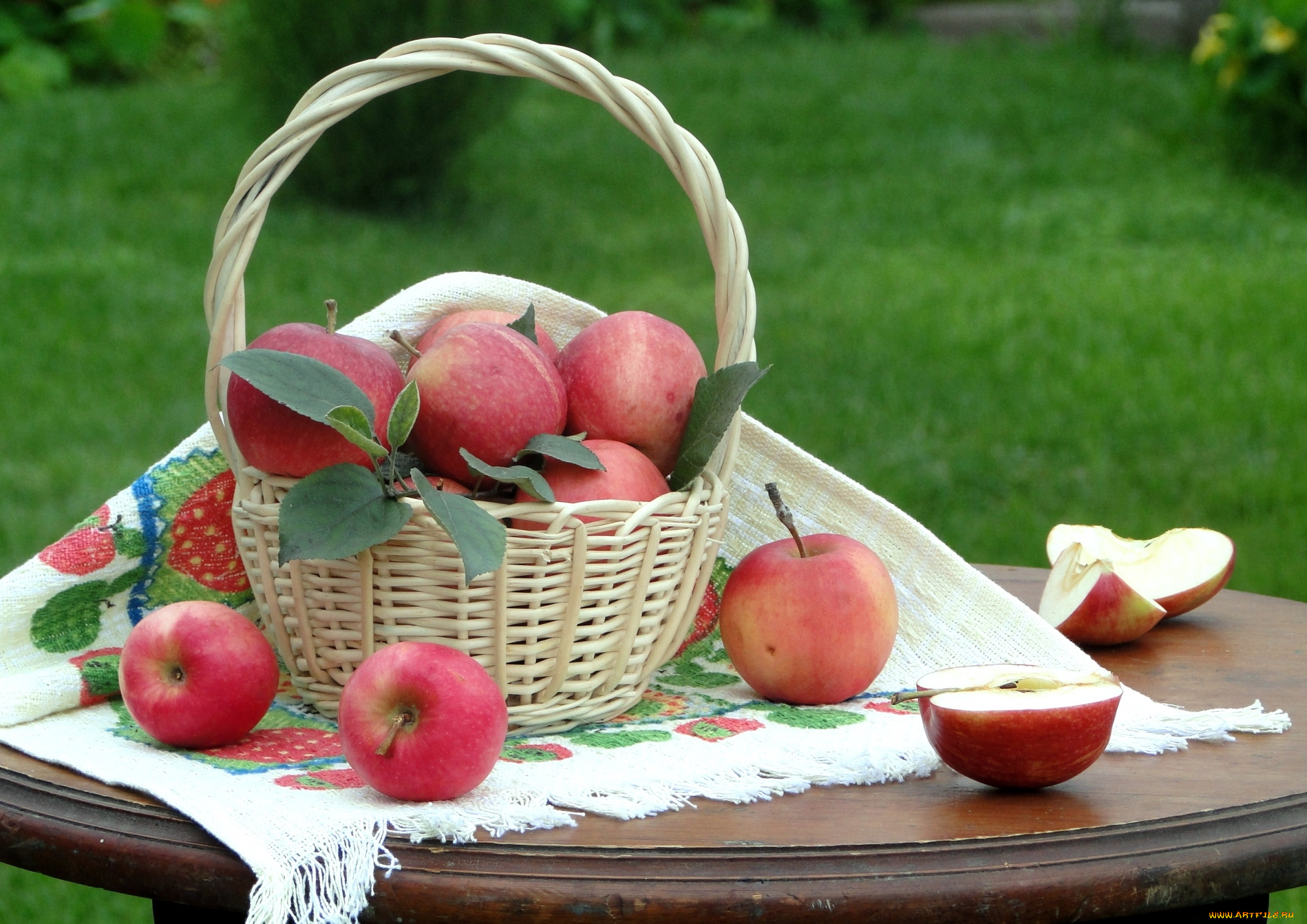 Флера яблоки. Яблочный спас. Корзинка с яблоками. Яблоки яблочный спас. Корзина с яблоками в саду.