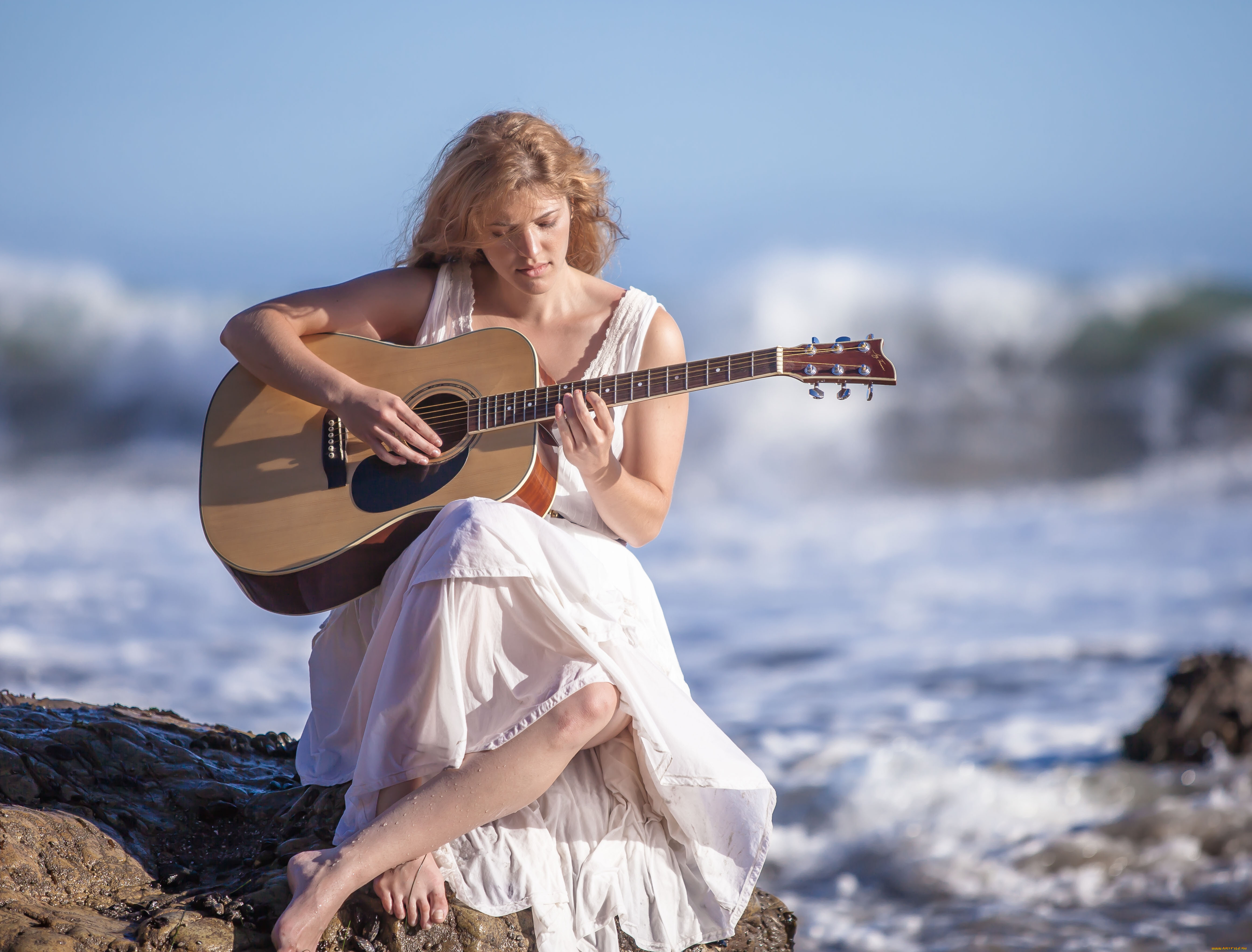 Песни попеть. Женщина с гитарой. Девушка с гитарой у моря. Гитара и море. Женщина играет на гитаре.