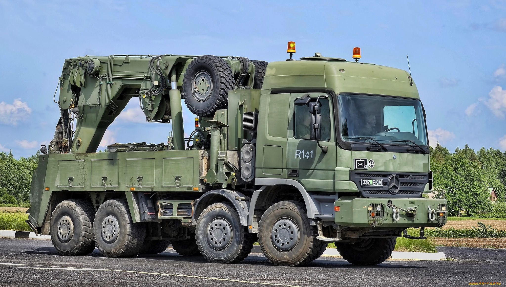 Грузовой автомобиль 8 8. Mercedes Benz Actros 8x8. Mercedes Benz Actros Military. Mercedes-Benz Actros 8x8 Military. Mercedes Actros 8x8 вездеход.