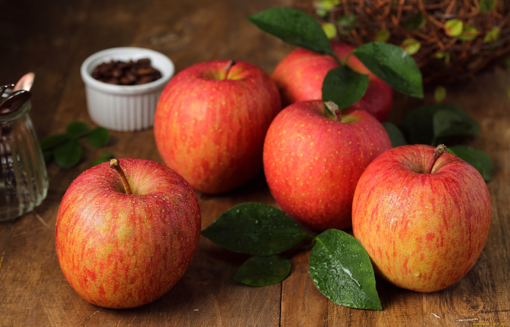 Apple fruit. Яблоки. Яблоко на столе. Яблоки обои. Яблоко фото.