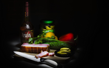 Картинка еда натюрморт алкоголь зелень композиция коньяк мясо нож овощи огурцы перец продукты сало