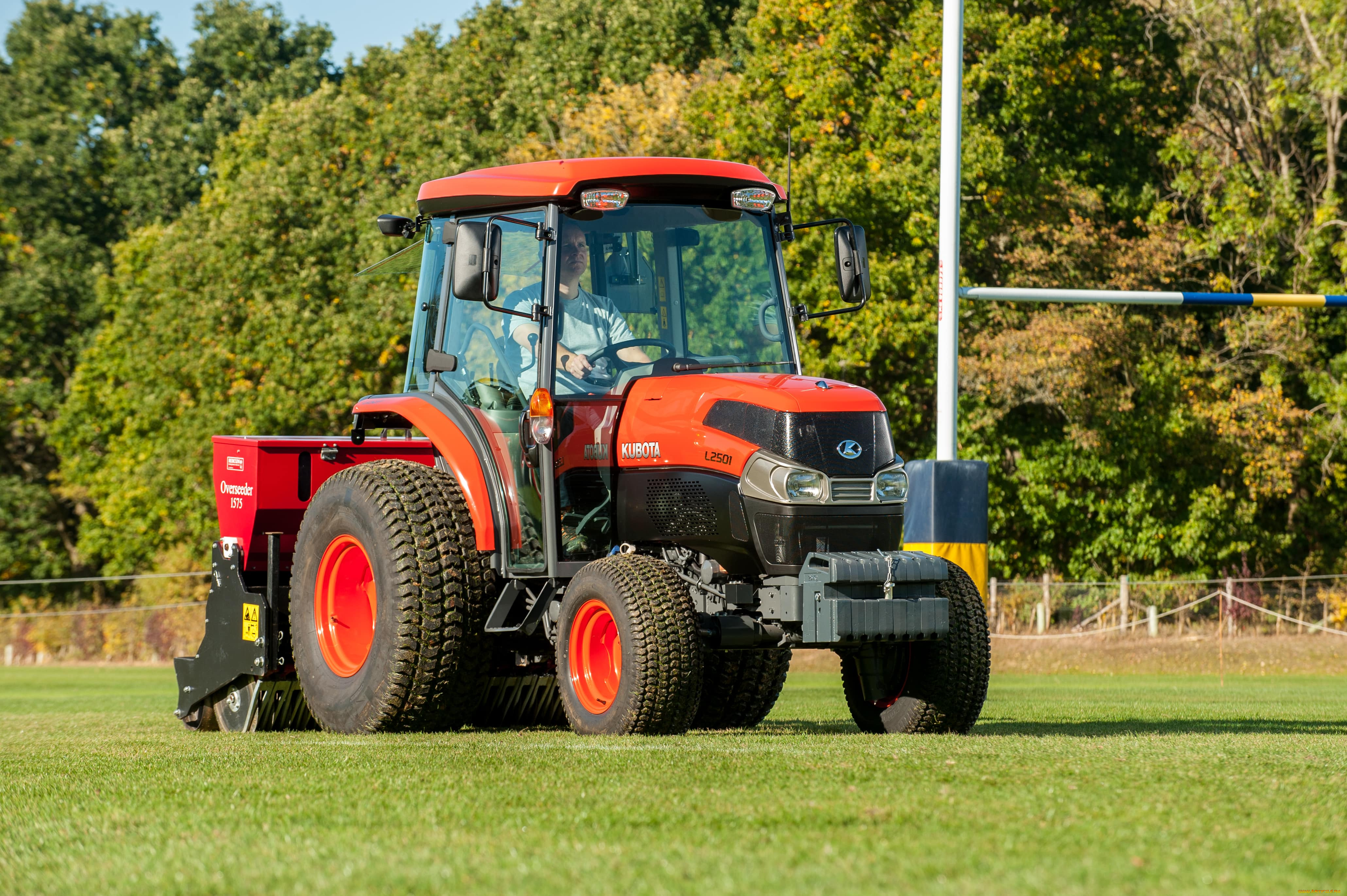 Тракторы или трактора. Трактор Кубота Kubota l2501. Трактора Kubota 2020. Трактор и суперкар.