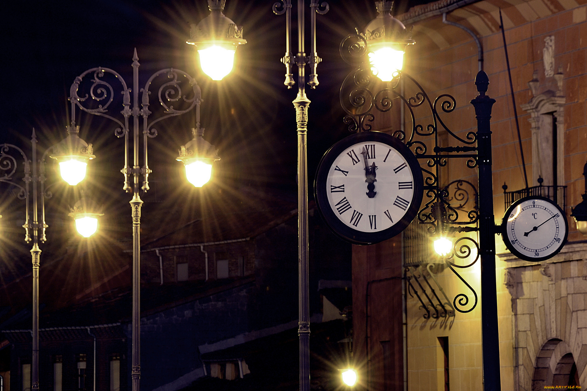 5 часов вечера сегодня. Уличные часы. Фонарный столб с часами. Уличный фонарь ночью. Часы на улице.