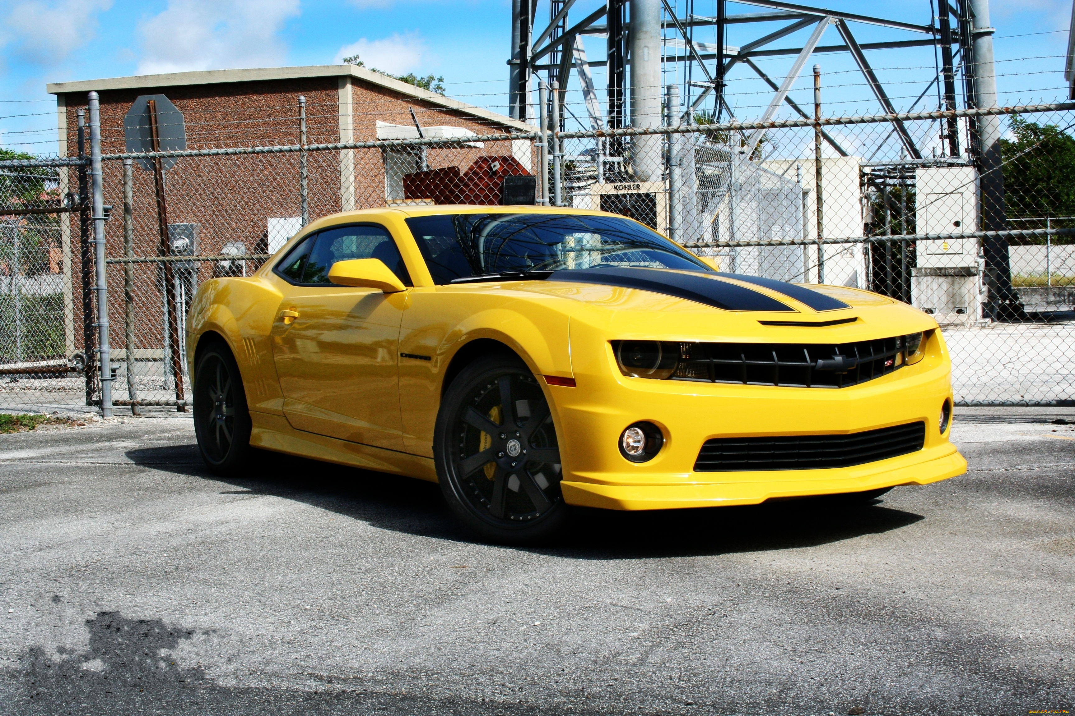 Машина с черными полосками. Chevrolet Camaro SS желтый. Шевроле Камаро СС. Камаро СС желтая. Шевроле Camaro SS.