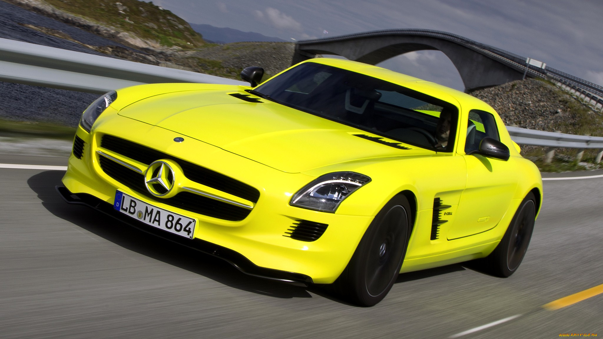 Mercedes Benz SLS AMG Р¶РµР»С‚С‹Р№