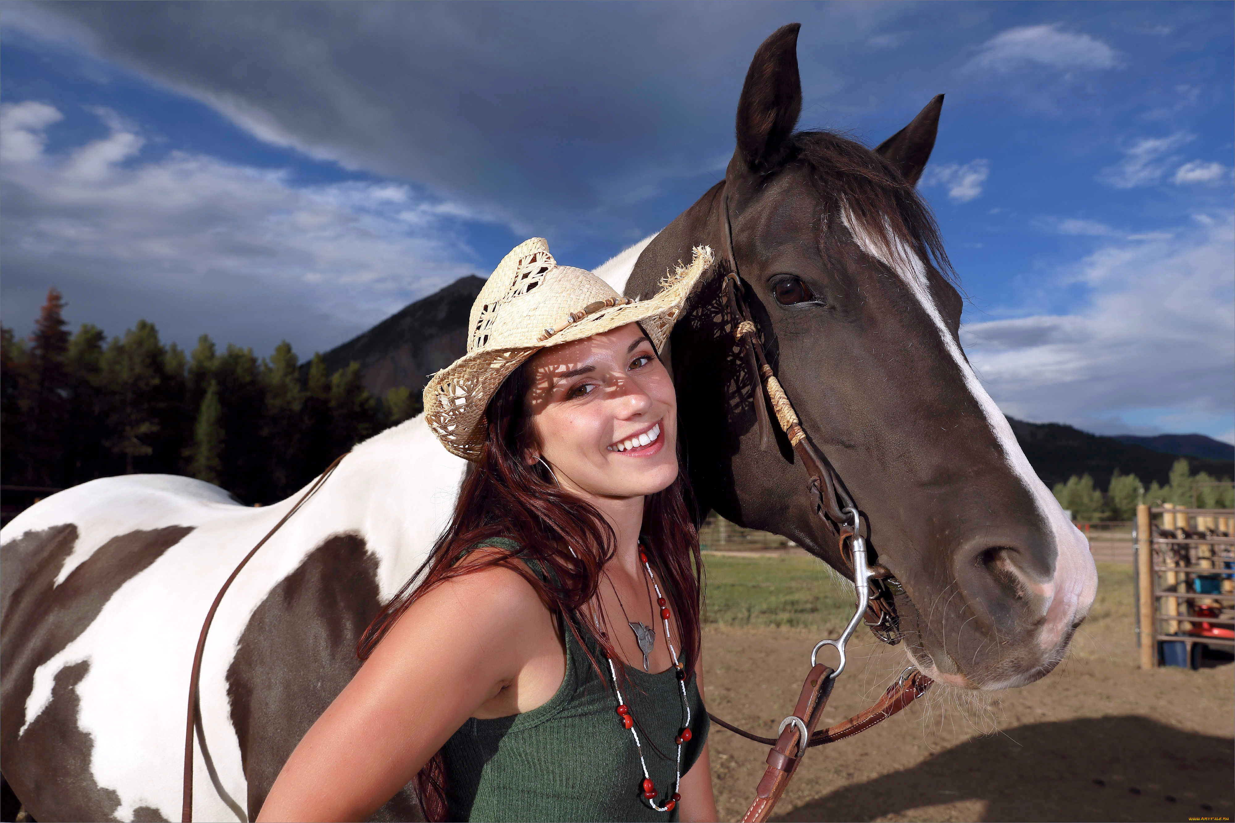 Girl elena. Лошадиная улыбка у девушек. Актриса с лошадиной улыбкой. Девушка на коне улыбается. Улыбающиеся девушки на лошадях.