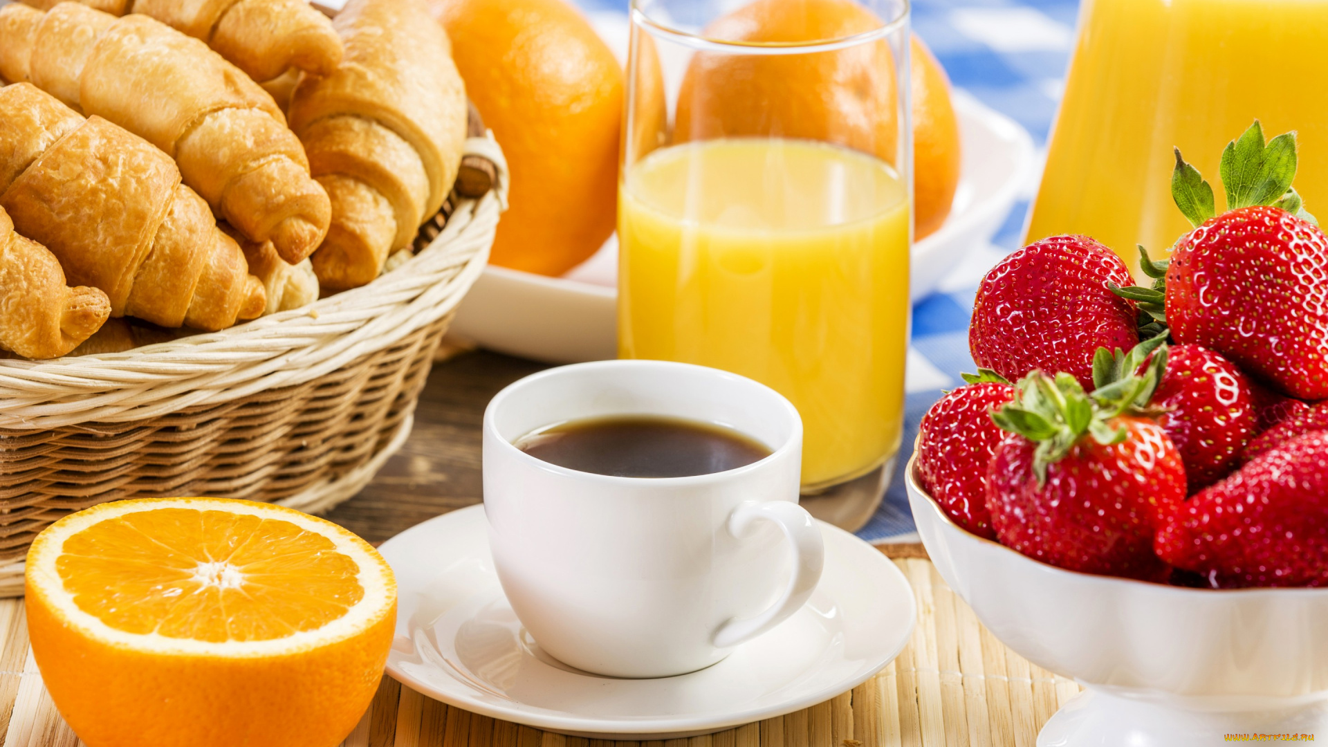 еда, разное, orange, strawberry, croissant, juice, coffee, апельсины, выпечка, клубника, круассаны, сок, кофе